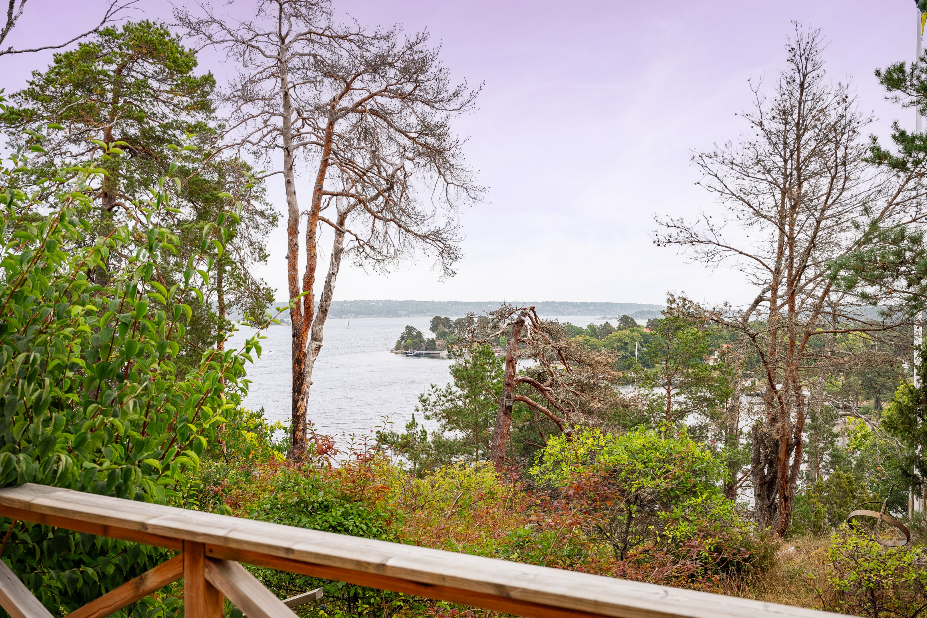 Utsikt mot sydost från husets altan.