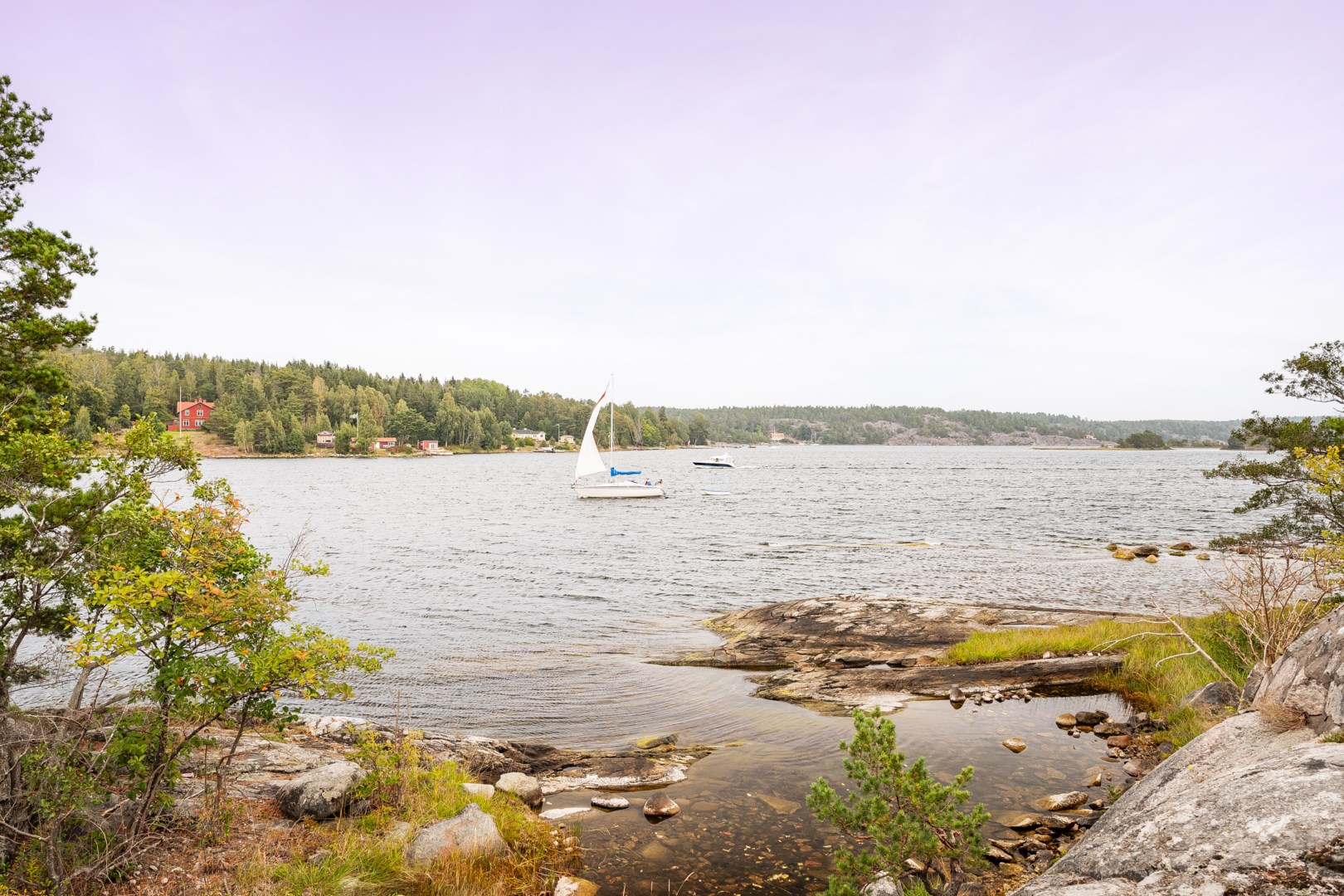 Vy mot Ingarö från standlinjen vid Ropudden.