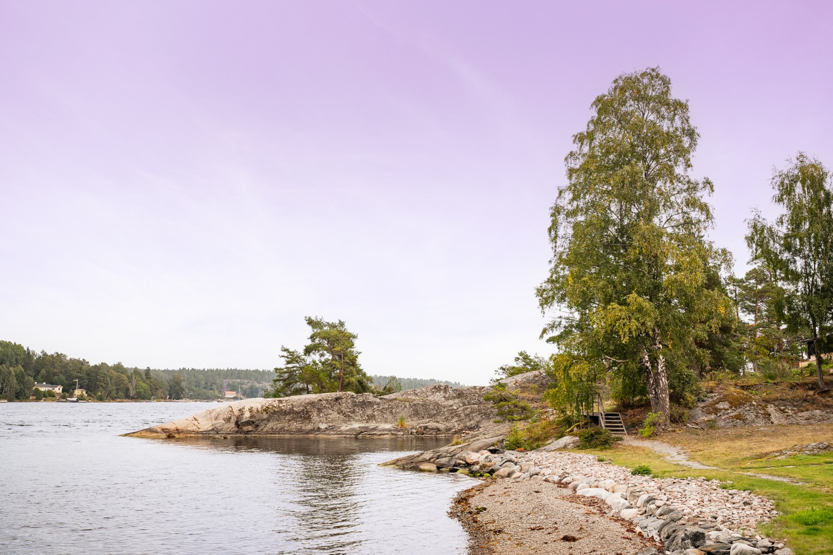 Samfällt promenadstråk utmed standlinjen vid Ropudden.