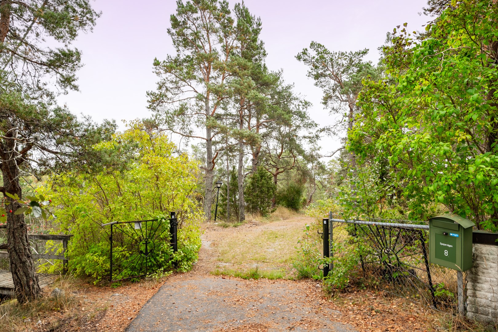 Till vänster om infarten finns en trappa som leder ned till strandlinjen utmed Ropudden.