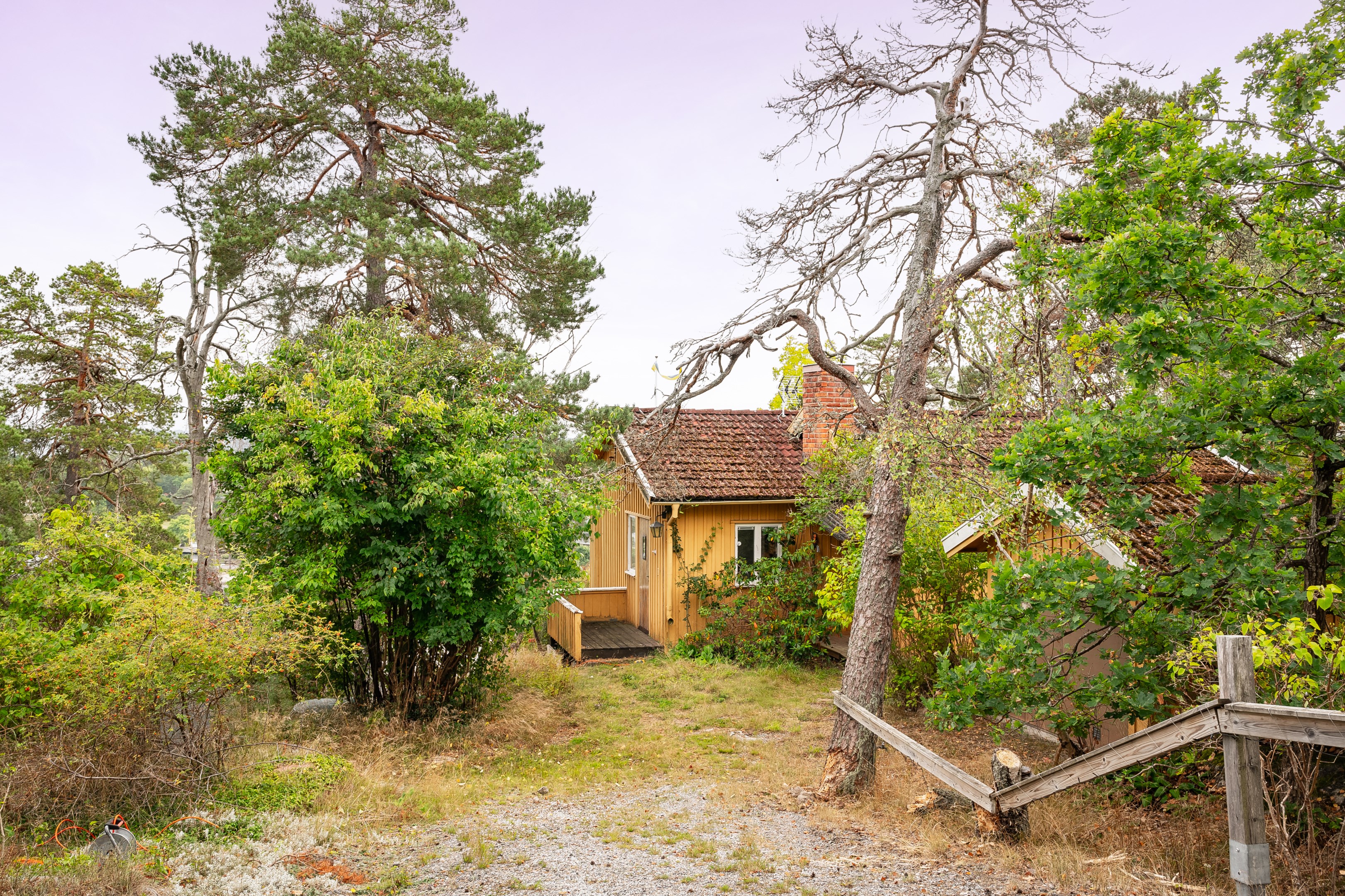 Fastigheten är bebyggd med huvudbyggnad samt garagebyggnad.