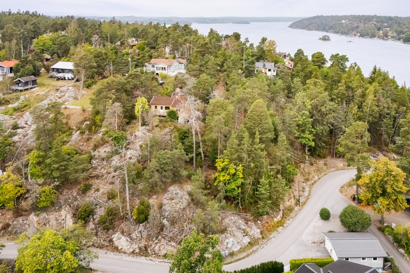 Fastigheten har ett sjönära läge med närhet till strandlinjen utmed Ropudden.
