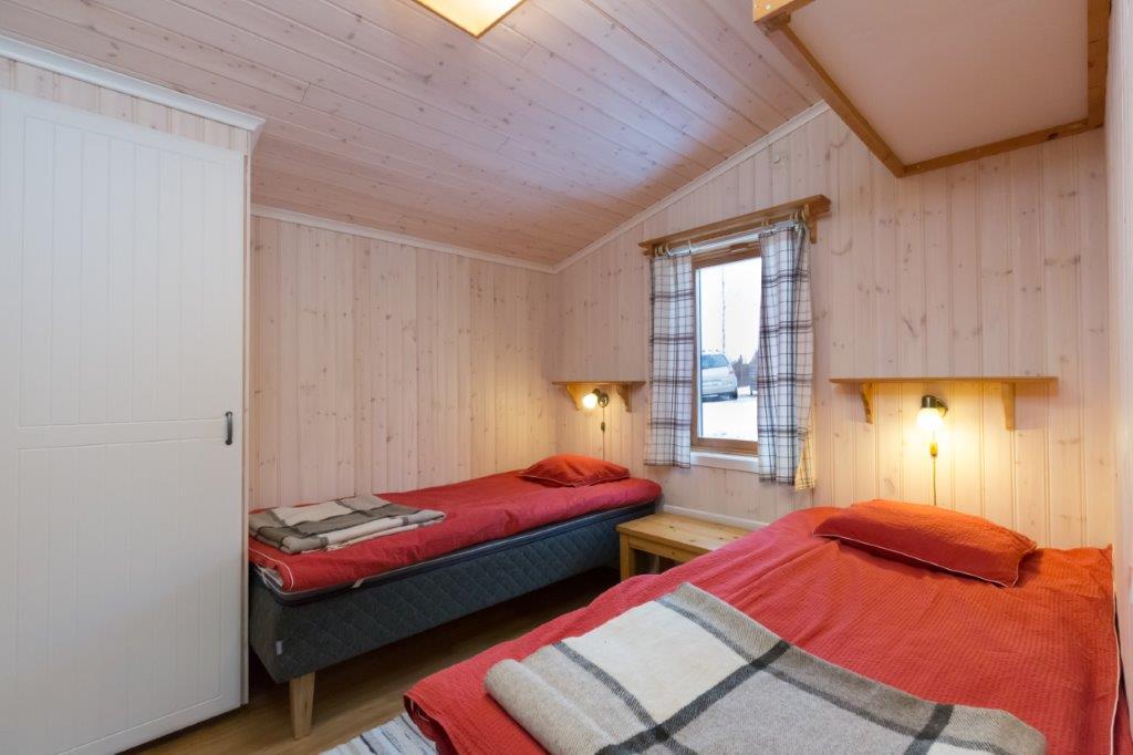 Sovrum med plats för vila och återhämtning i fjällmiljö.