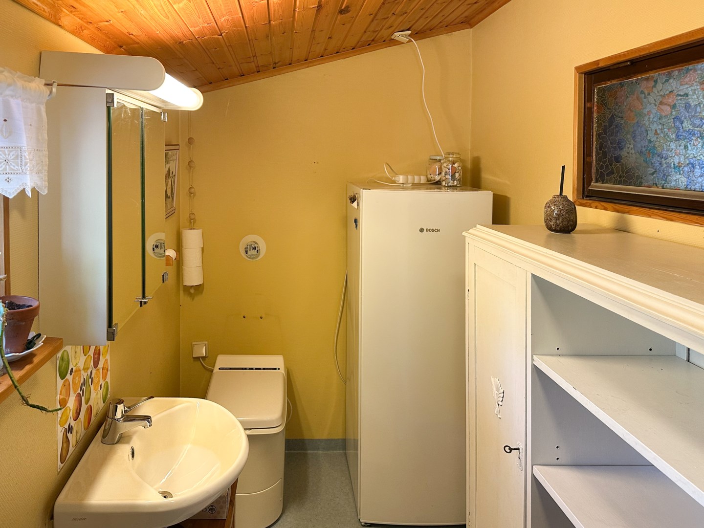 Badrum med förbränningstoalett...