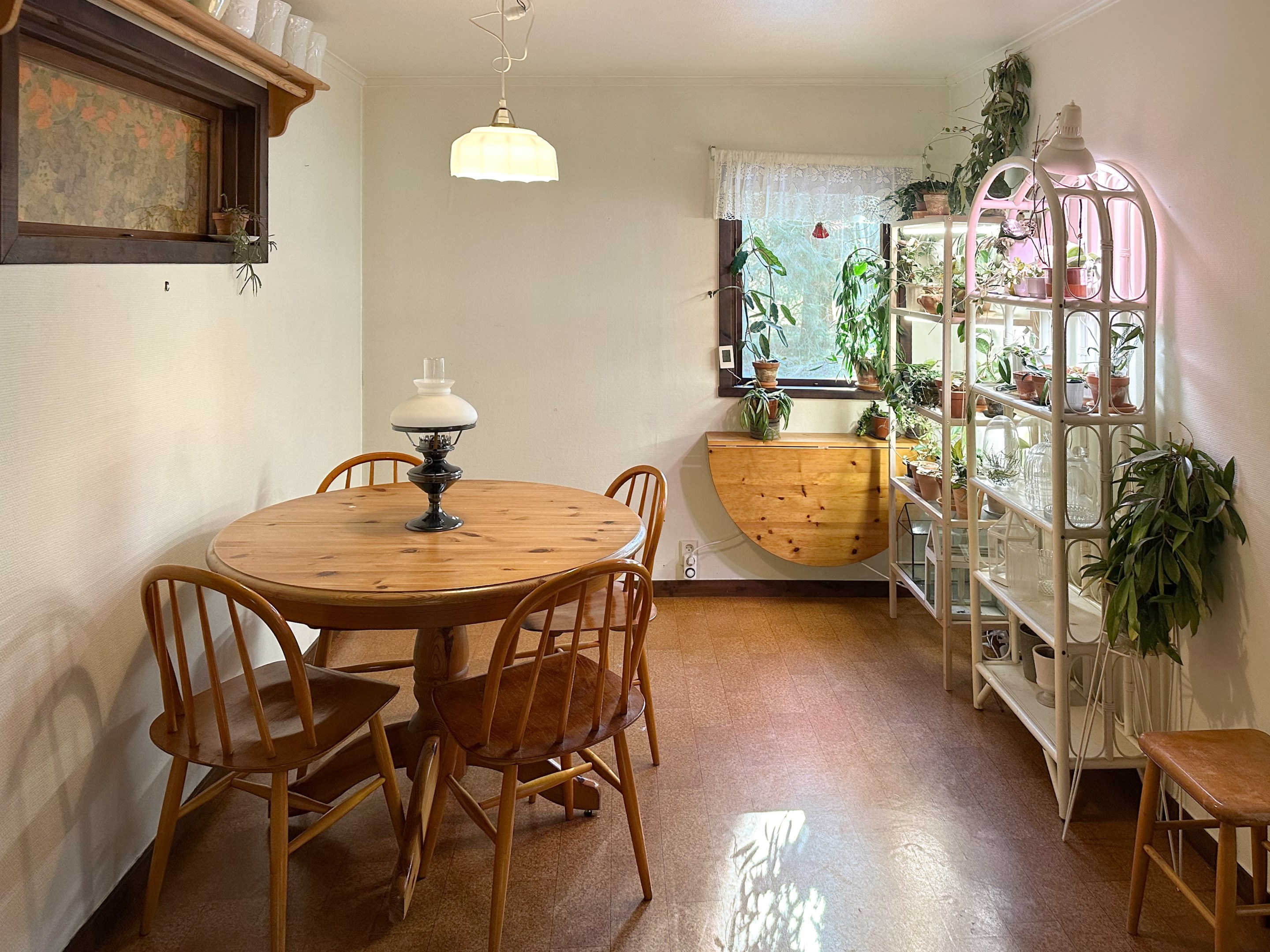 Matplats i anslutning till kök och vardagsrum.