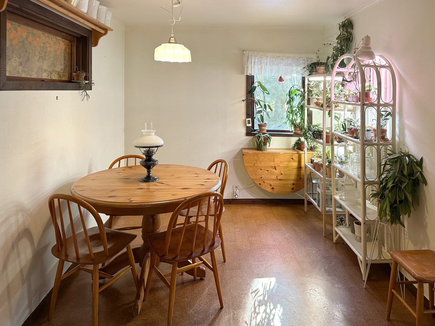 Matplats i anslutning till kök och vardagsrum.