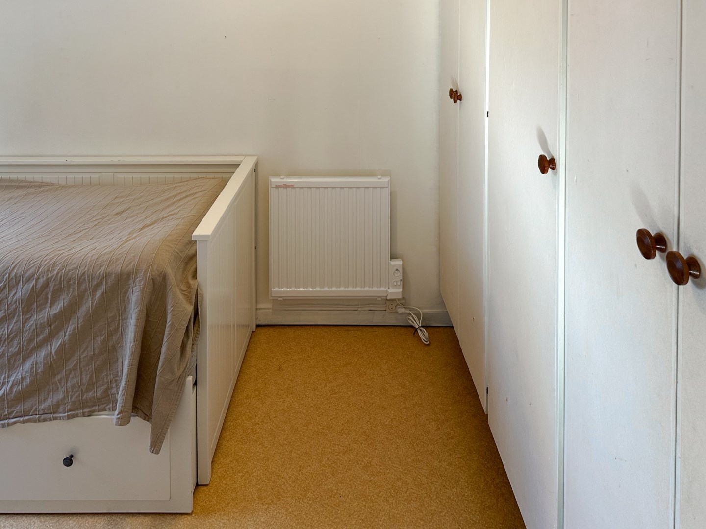 Bra förvaring i garderobsvägg.