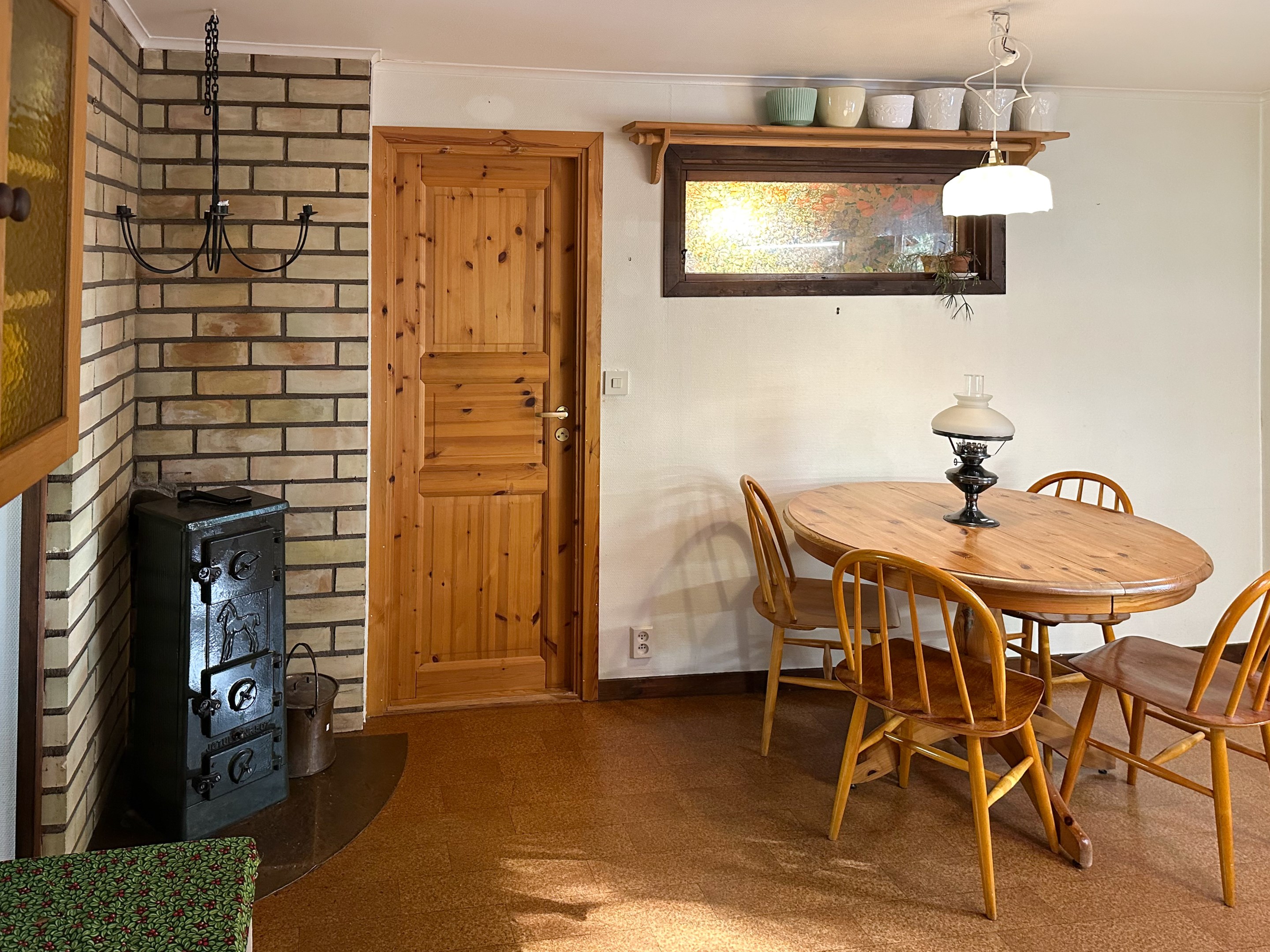 Kök till vänster, badrum rakt fram.