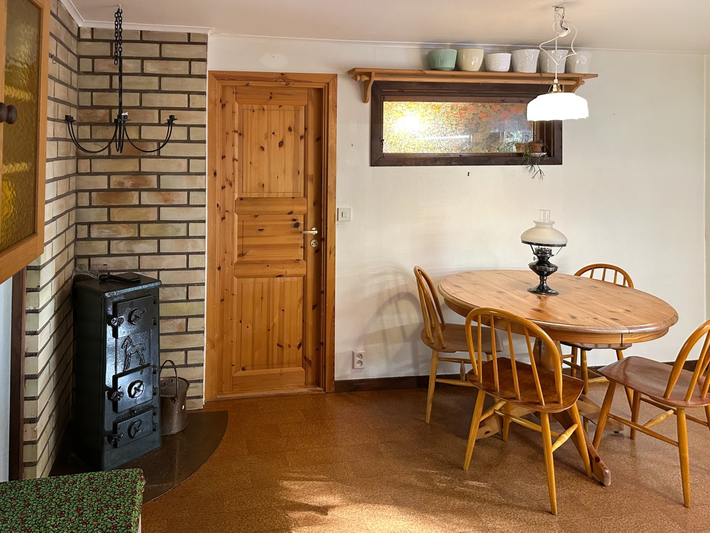 Kök till vänster, badrum rakt fram.