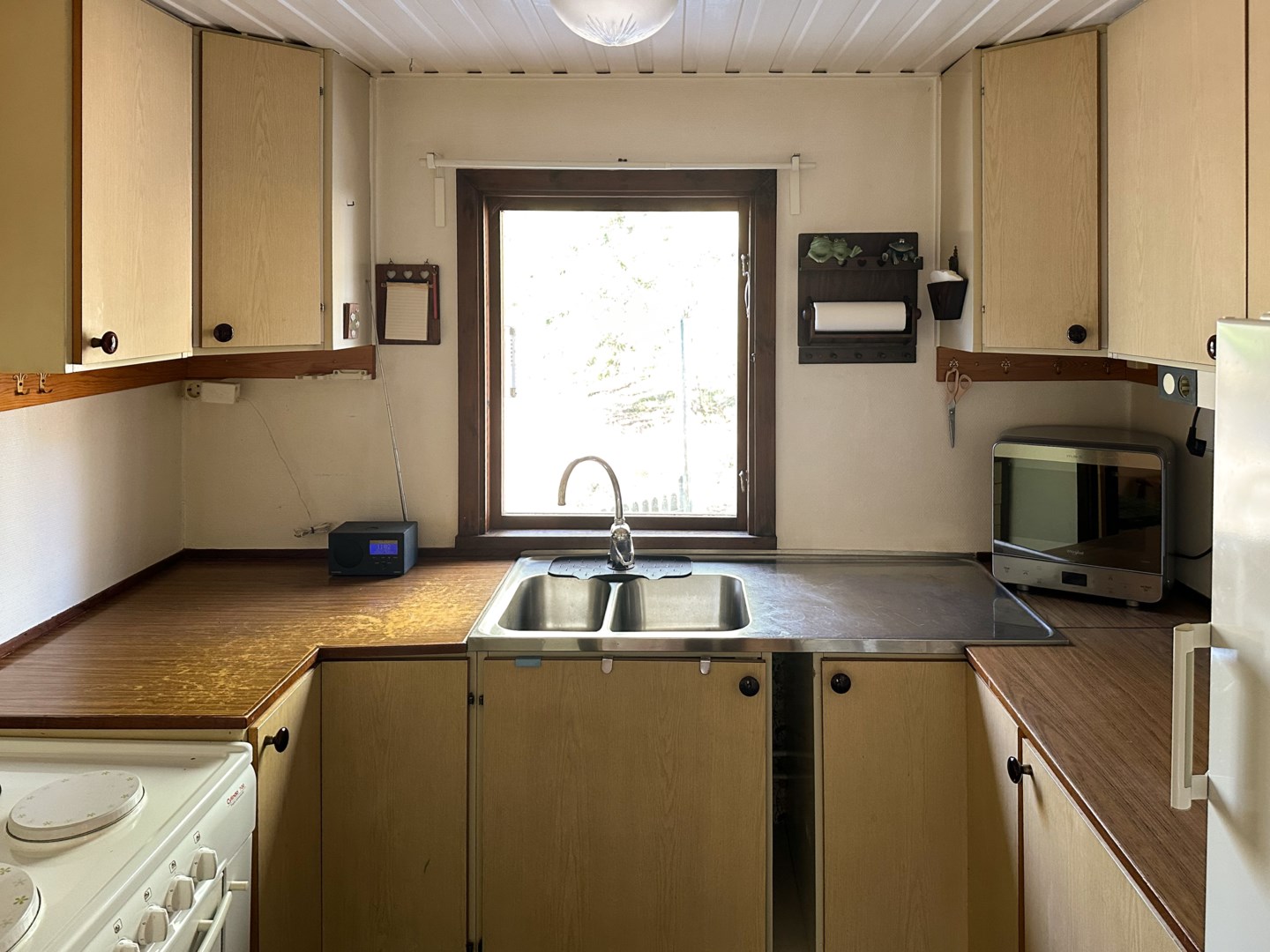 Arbetskök i anslutning till matrummet.