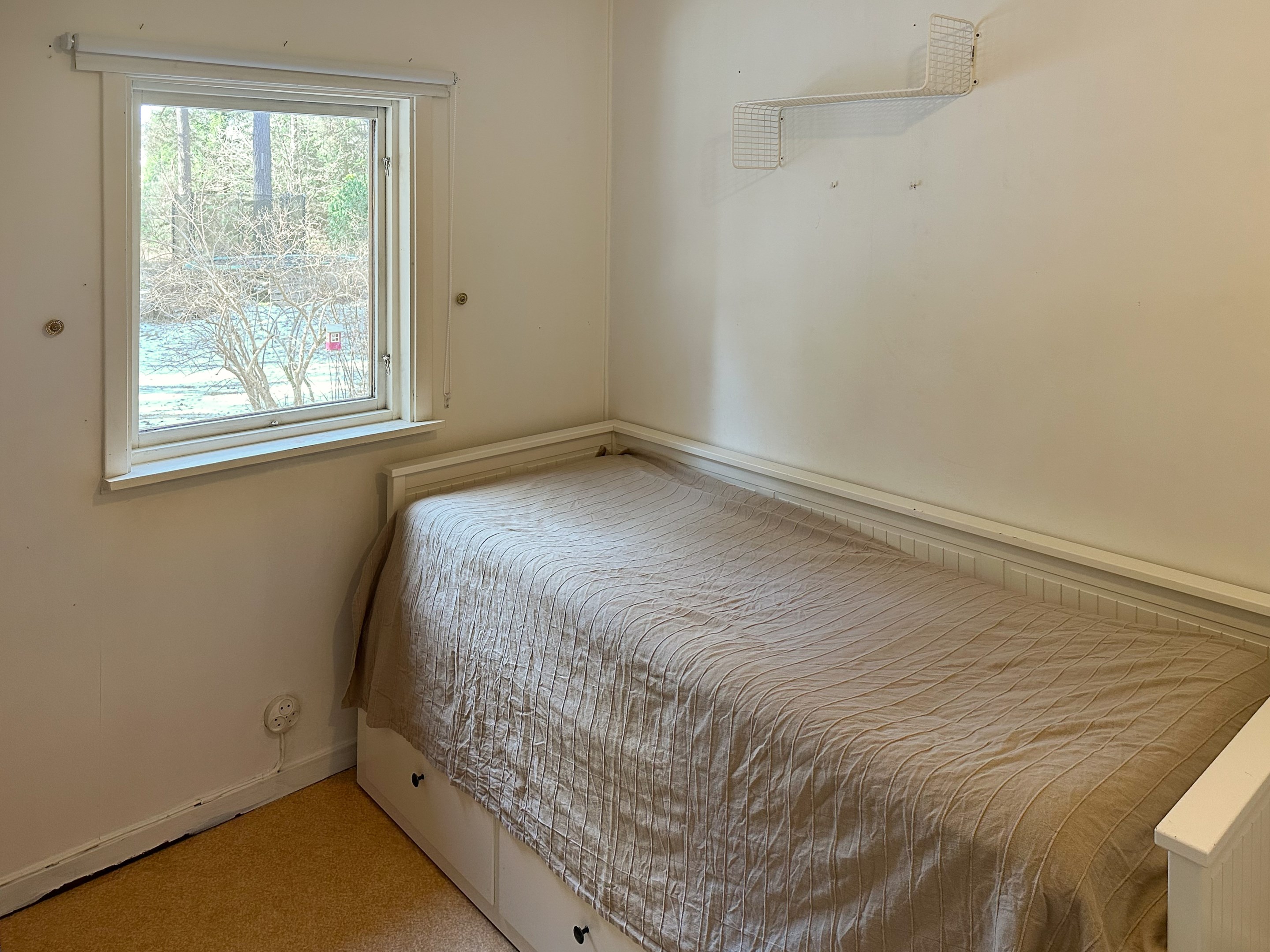 Sovrum med ljusinsläpp från söder.