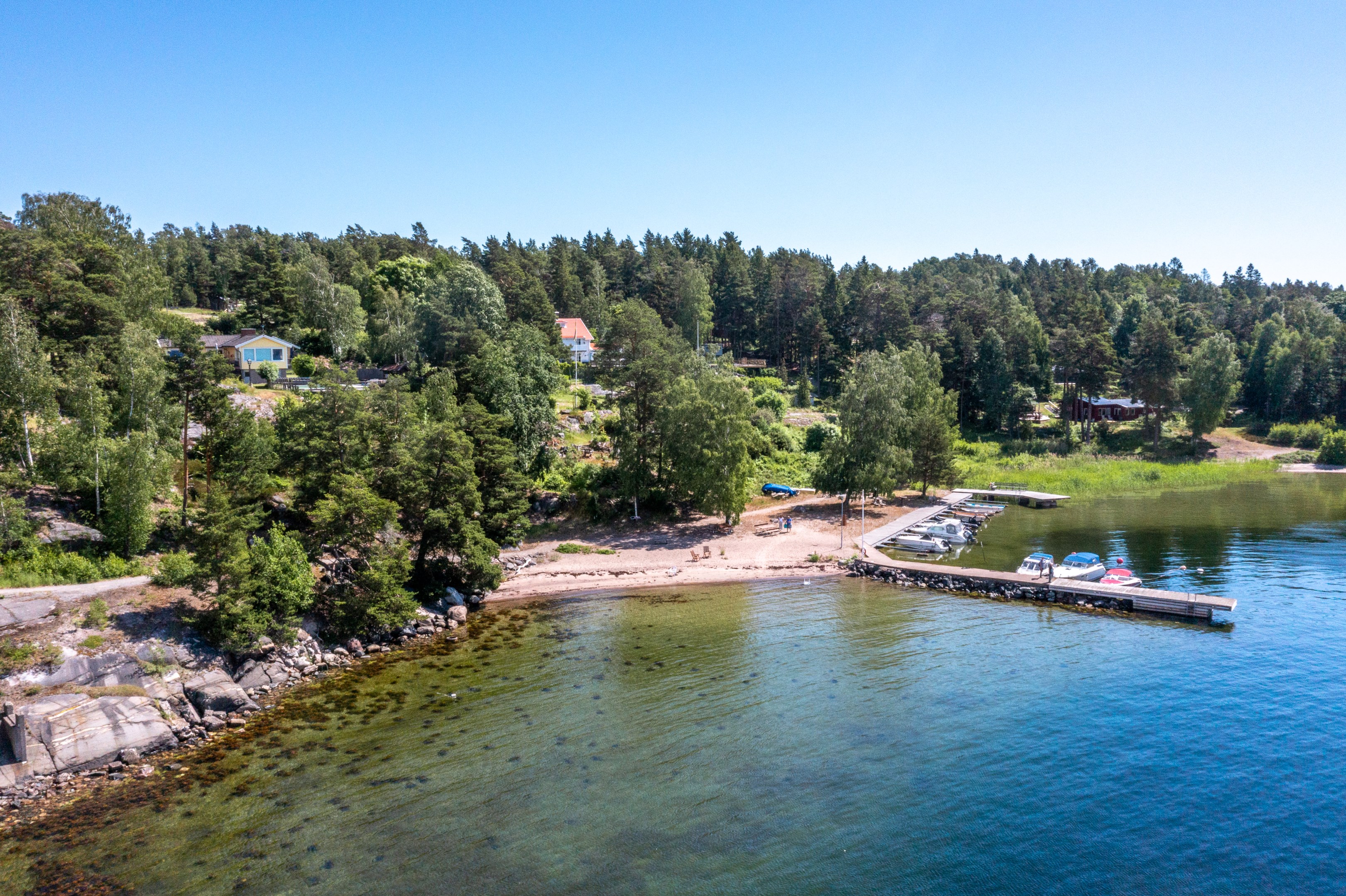 Badrocksavstånd till strandbad med magisk vy över Ingaröfjärden.