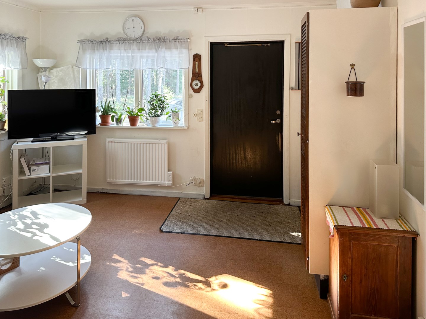 Här finns även husets entré.