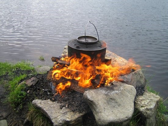 Koka kaffe över öppen eld vid Fjällvattnet – enkel lycka i vildmarken