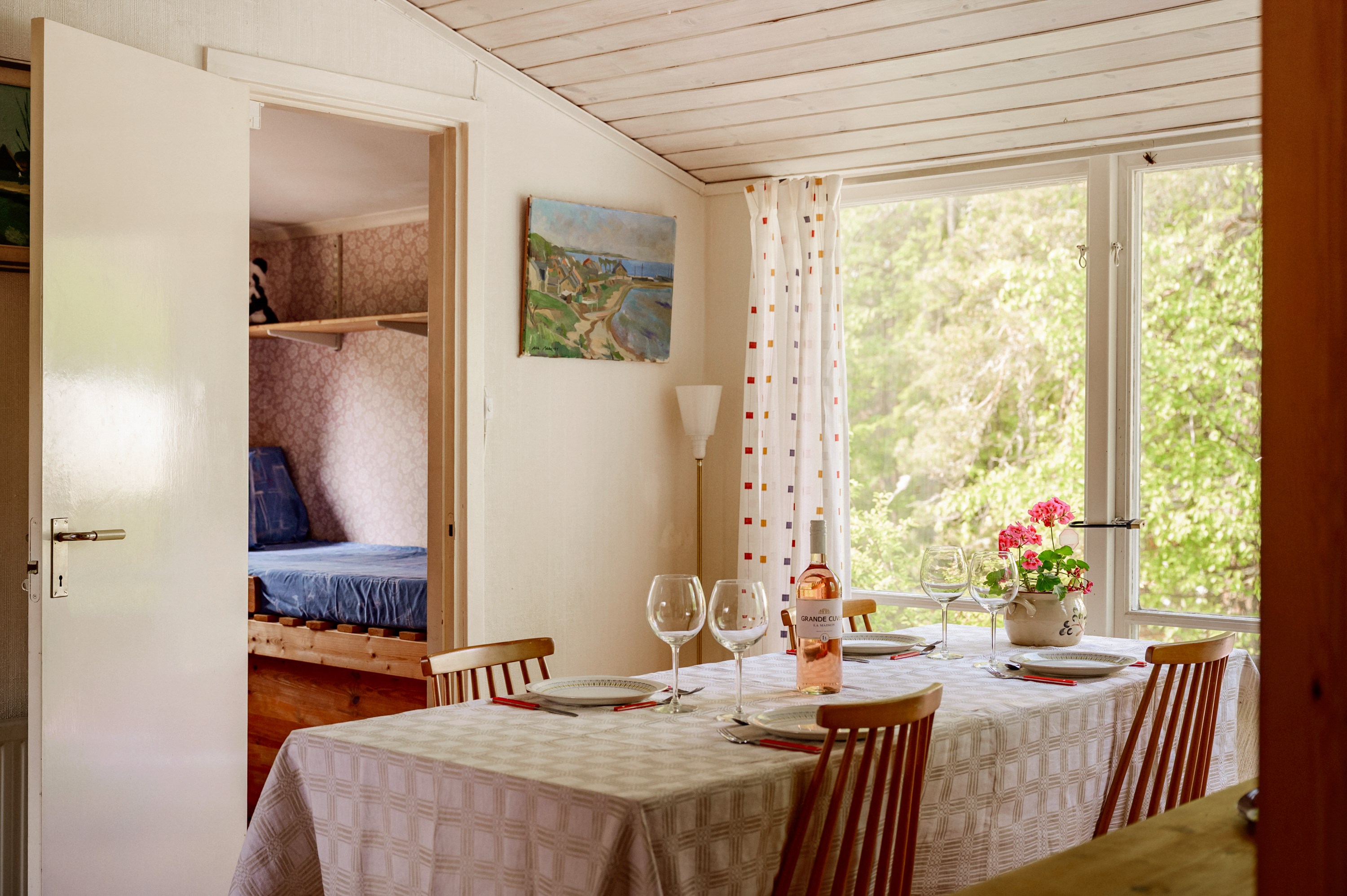 Gästsovrummet nås via matplatsen.