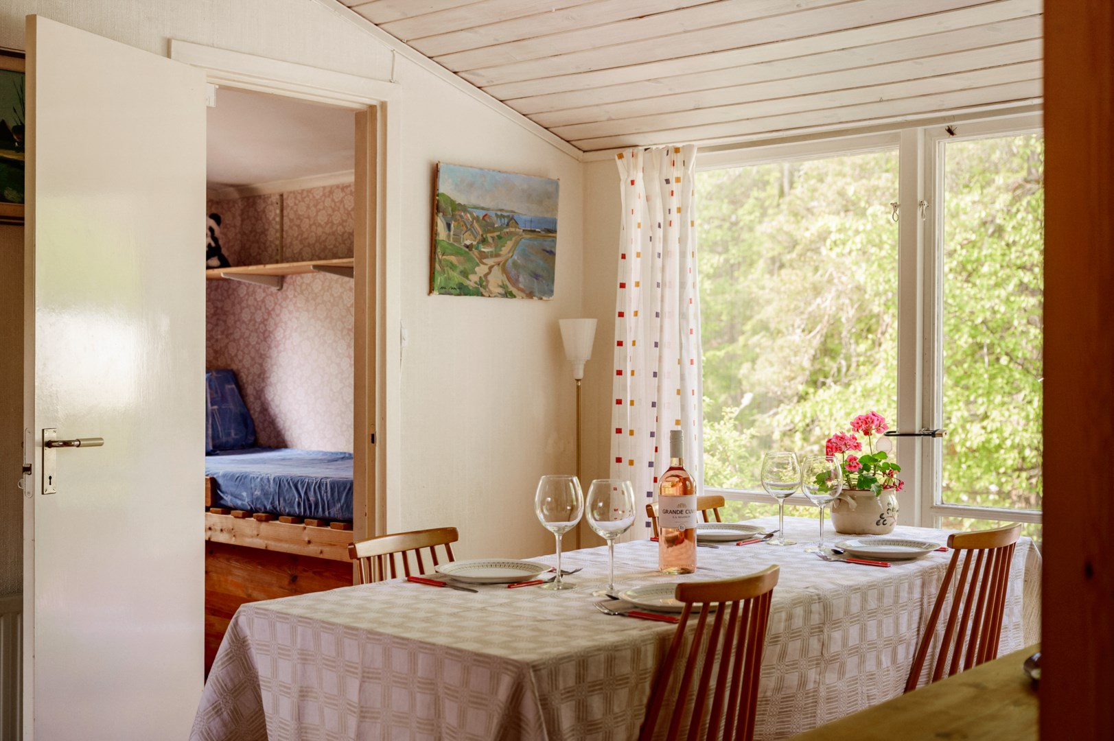 Gästsovrummet nås via matplatsen.