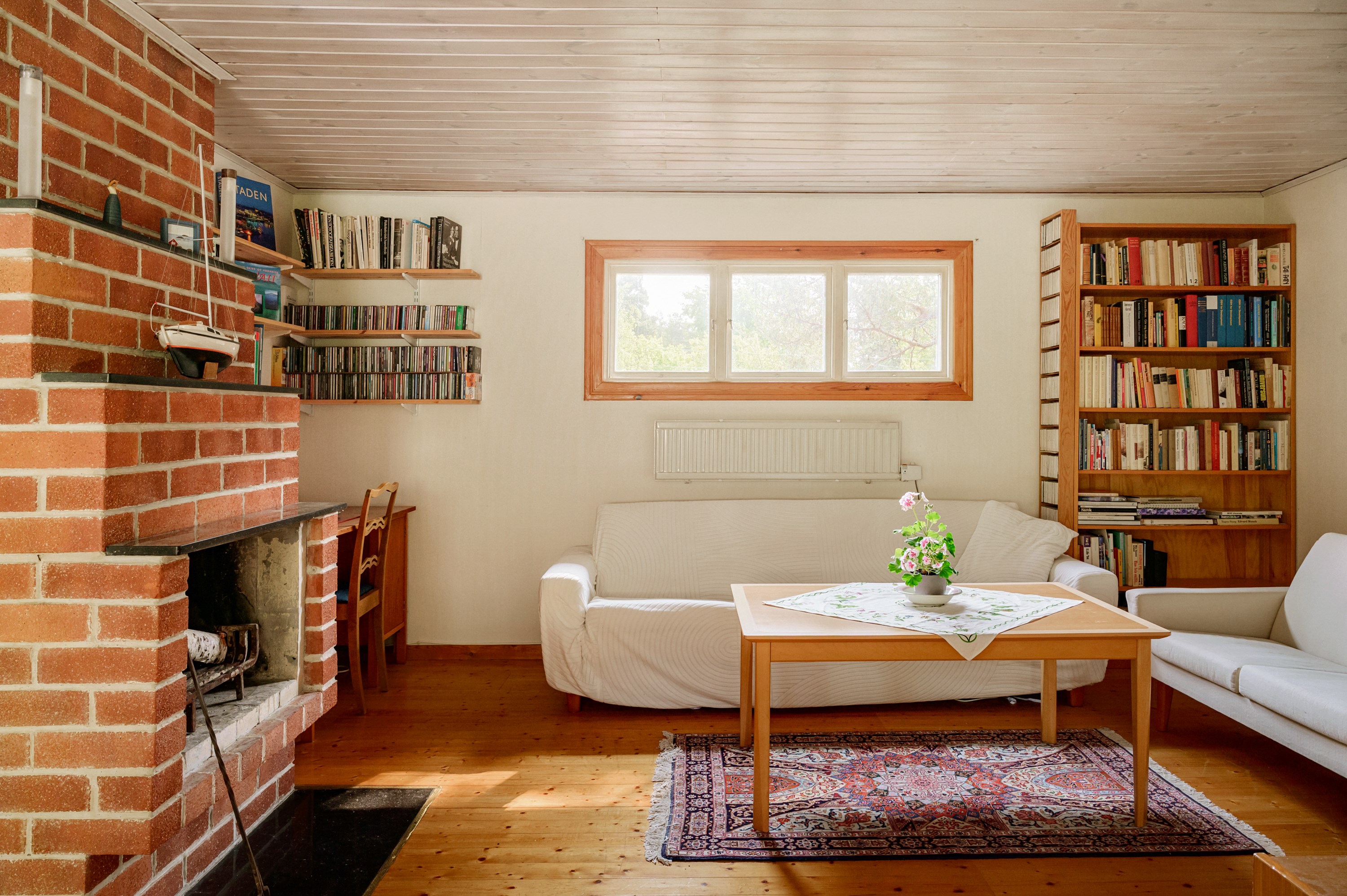 Vardagsrum med eldstad.