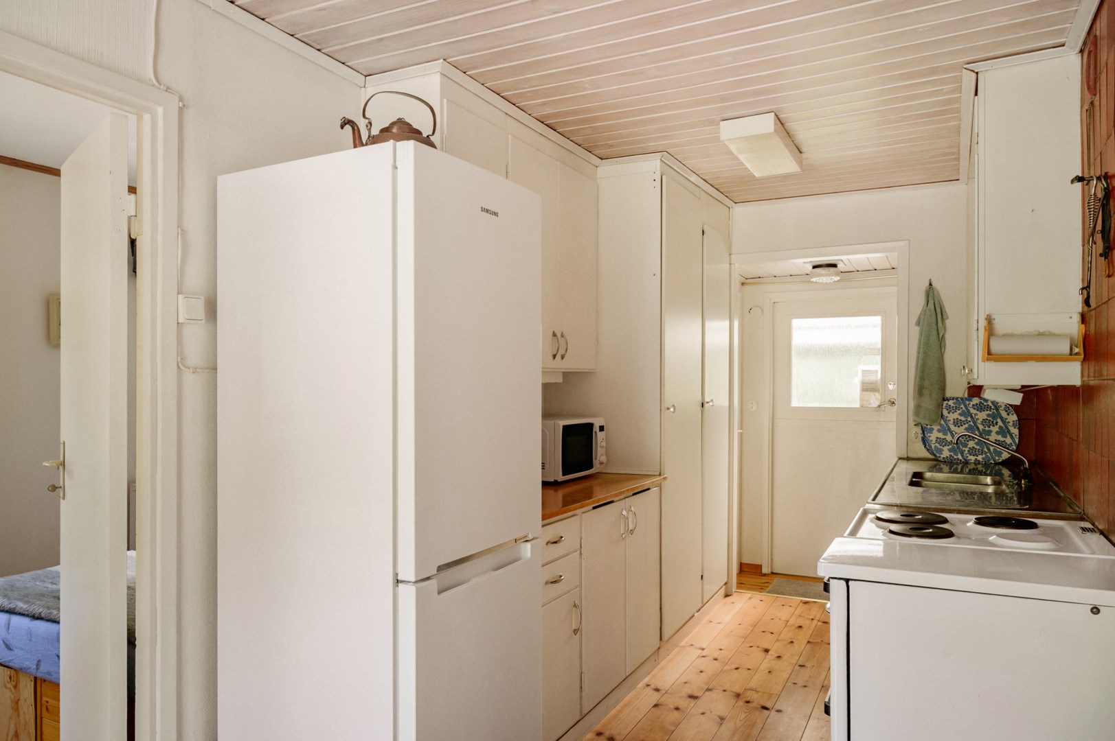 Stora sovrummet skymtar till vänster i bild.