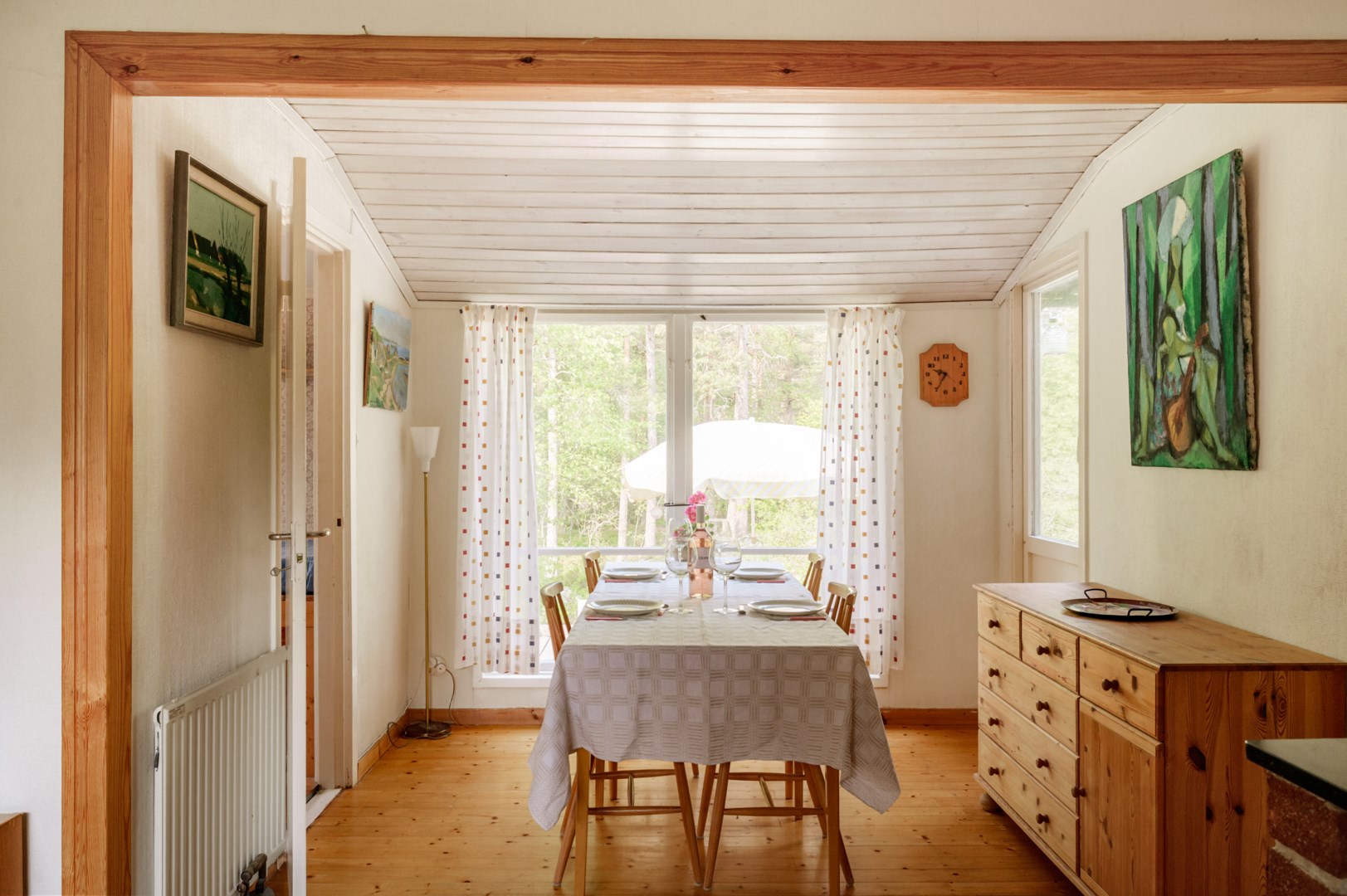 Matplats med direktaccess till terrassen.