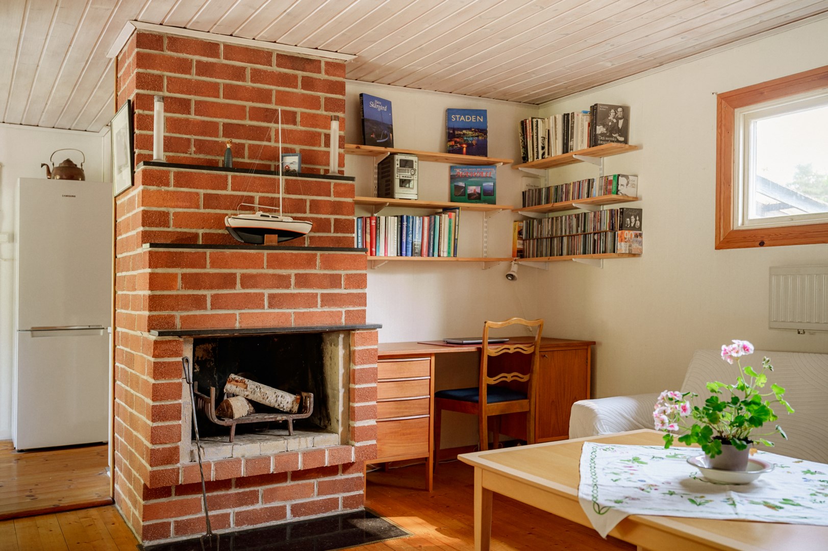 Till vänster i bild skymtar köket.