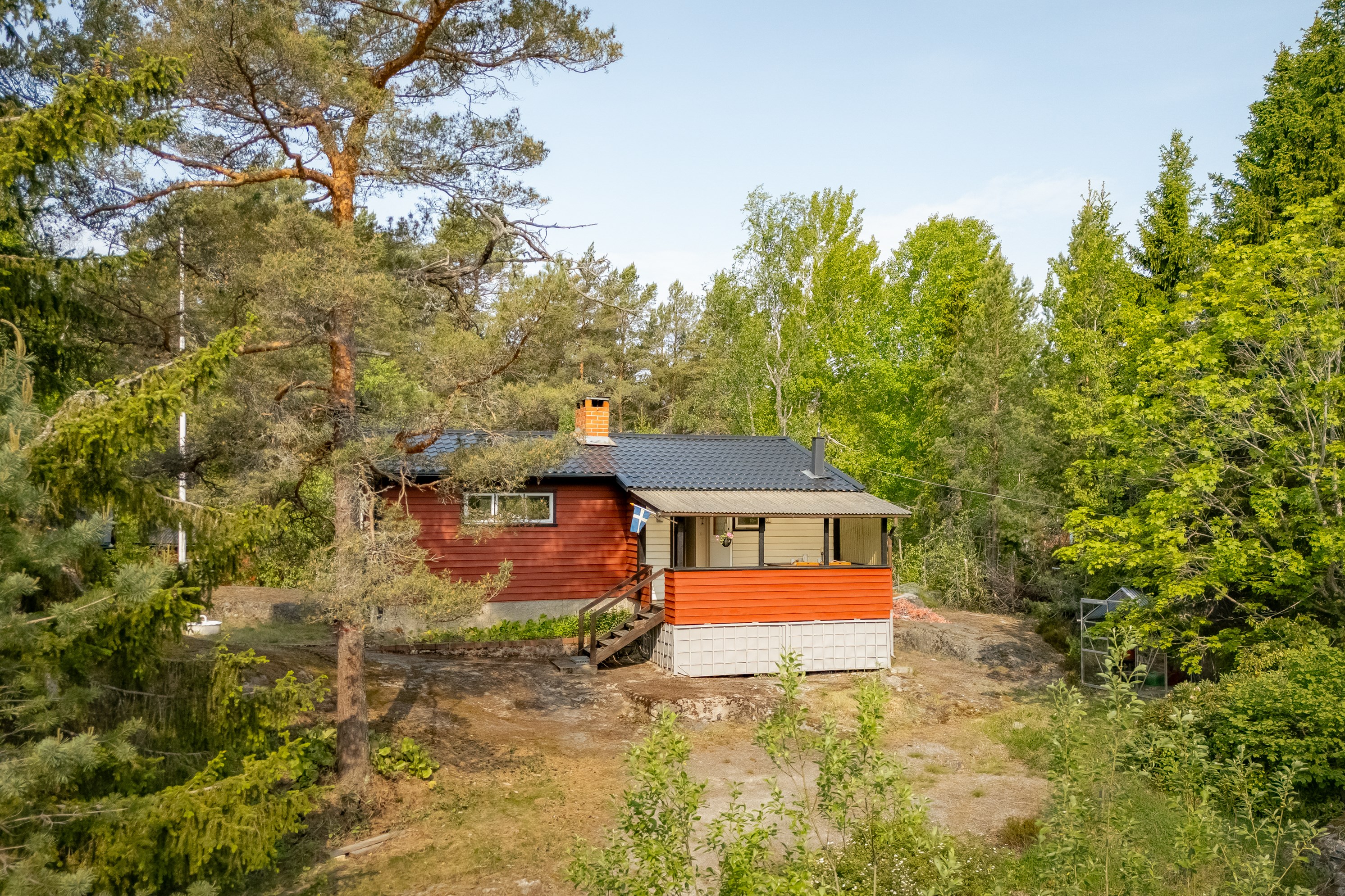 Huset i vinkel från vägen i öster.