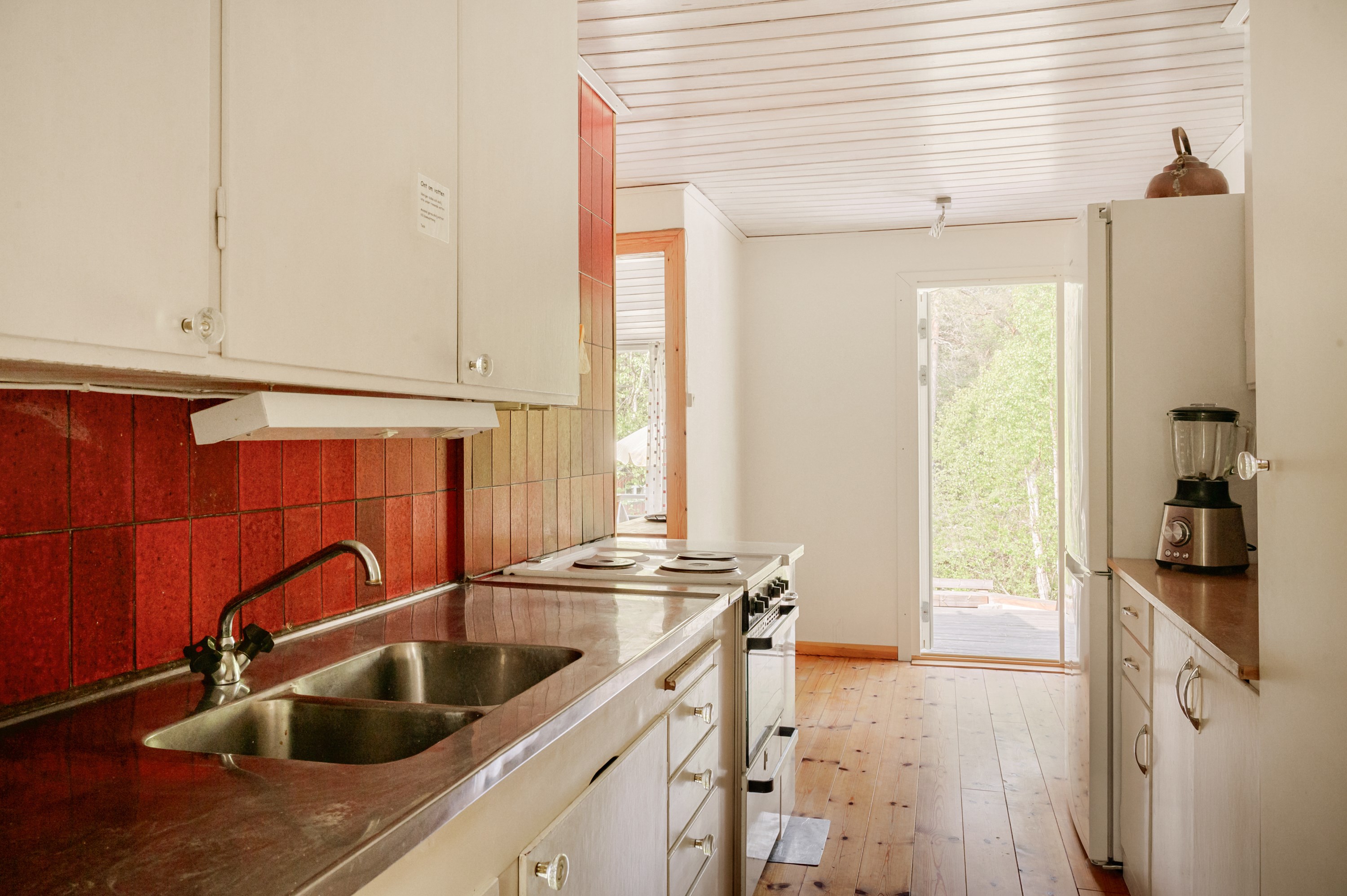 Utgång till terrassen på husets baksida.