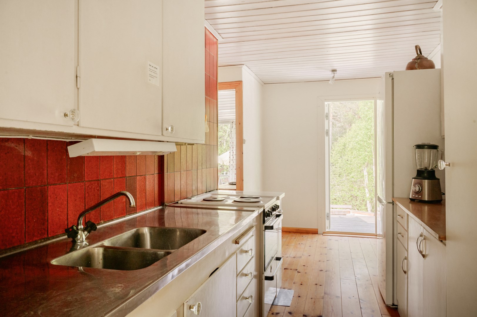 Utgång till terrassen på husets baksida.