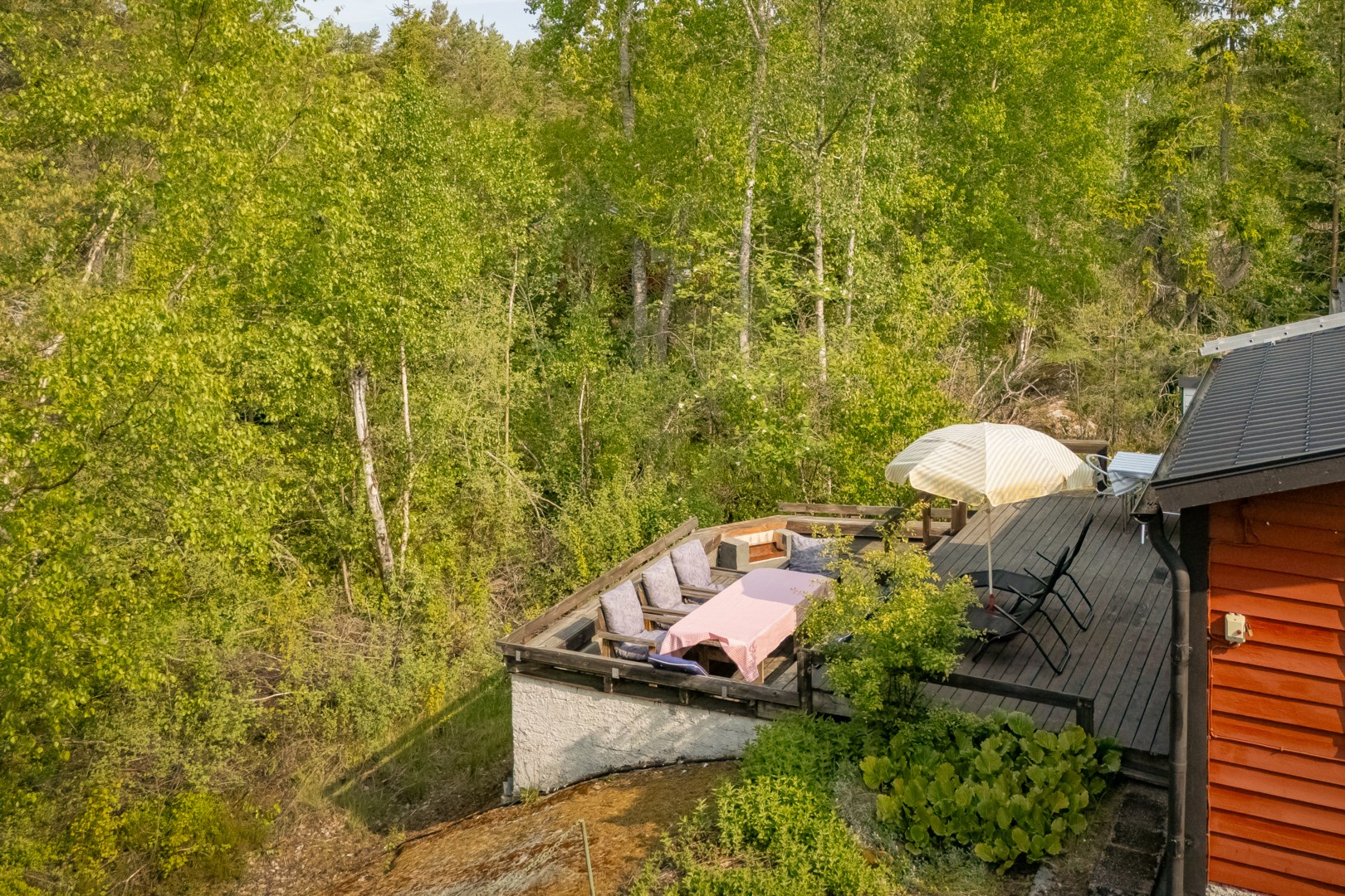 Terrassen har ett skyddat sydvästläge med utsikt över grönskan.