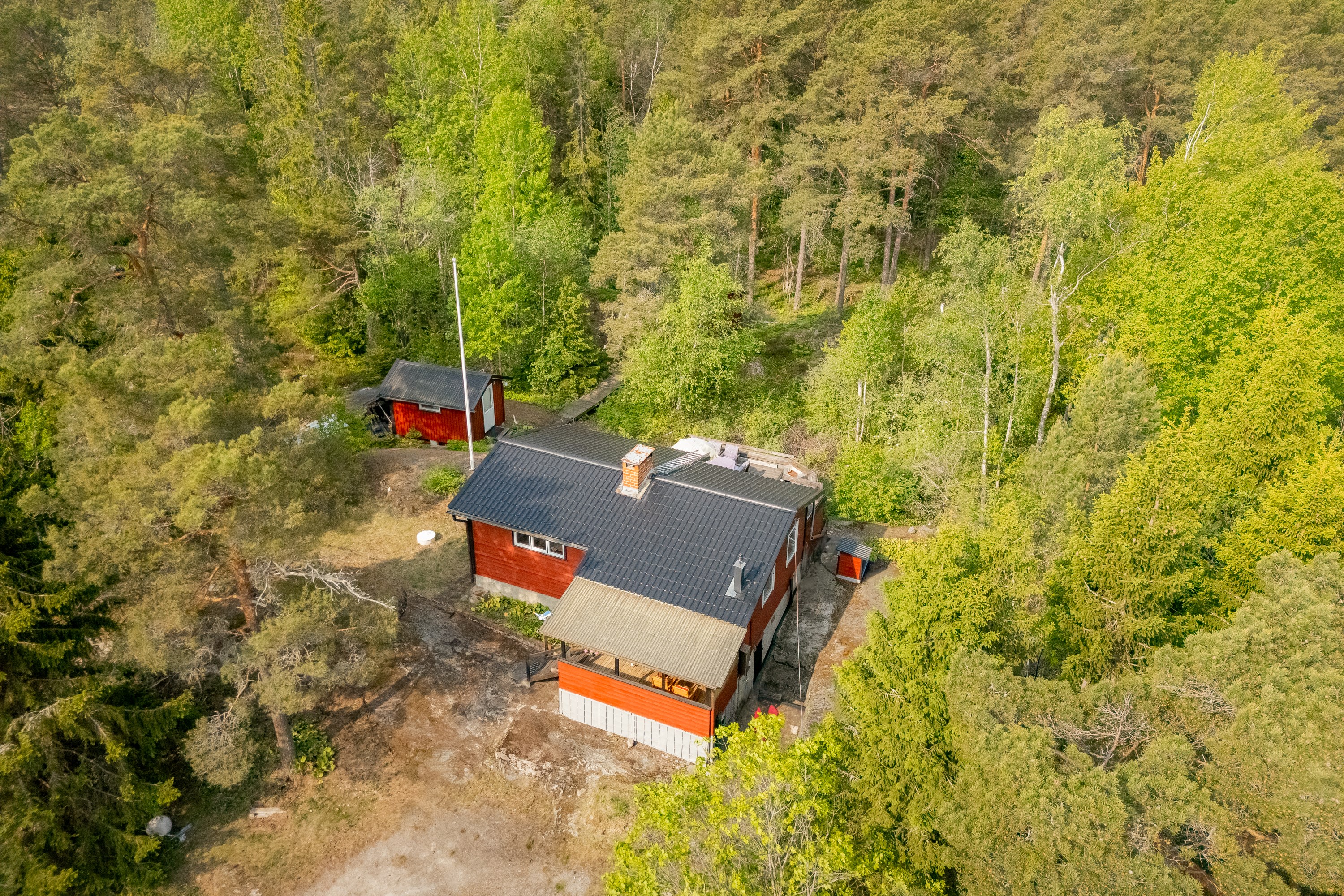 I väster ansluter fastigheten till orörd naturmark.