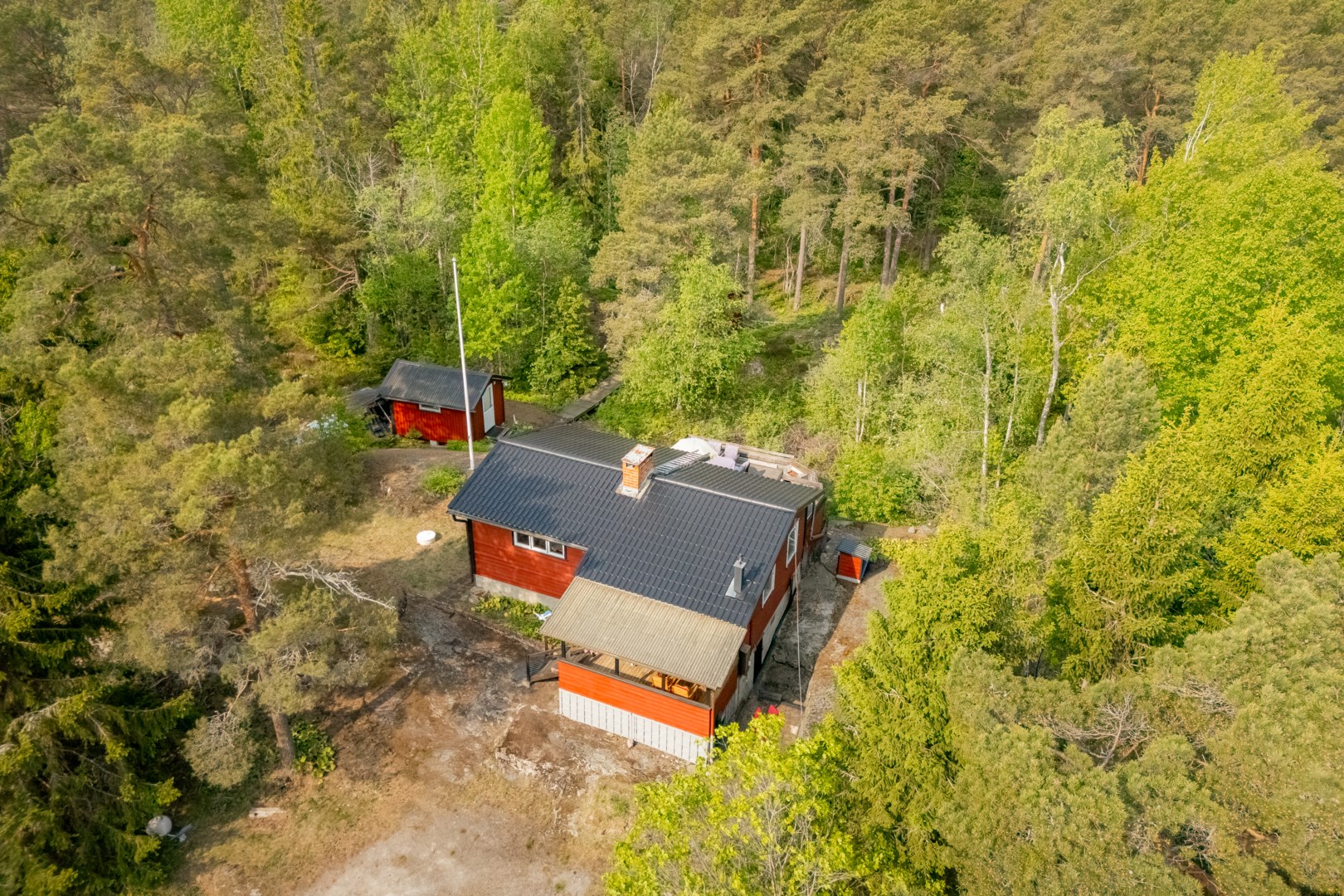 I väster ansluter fastigheten till orörd naturmark.