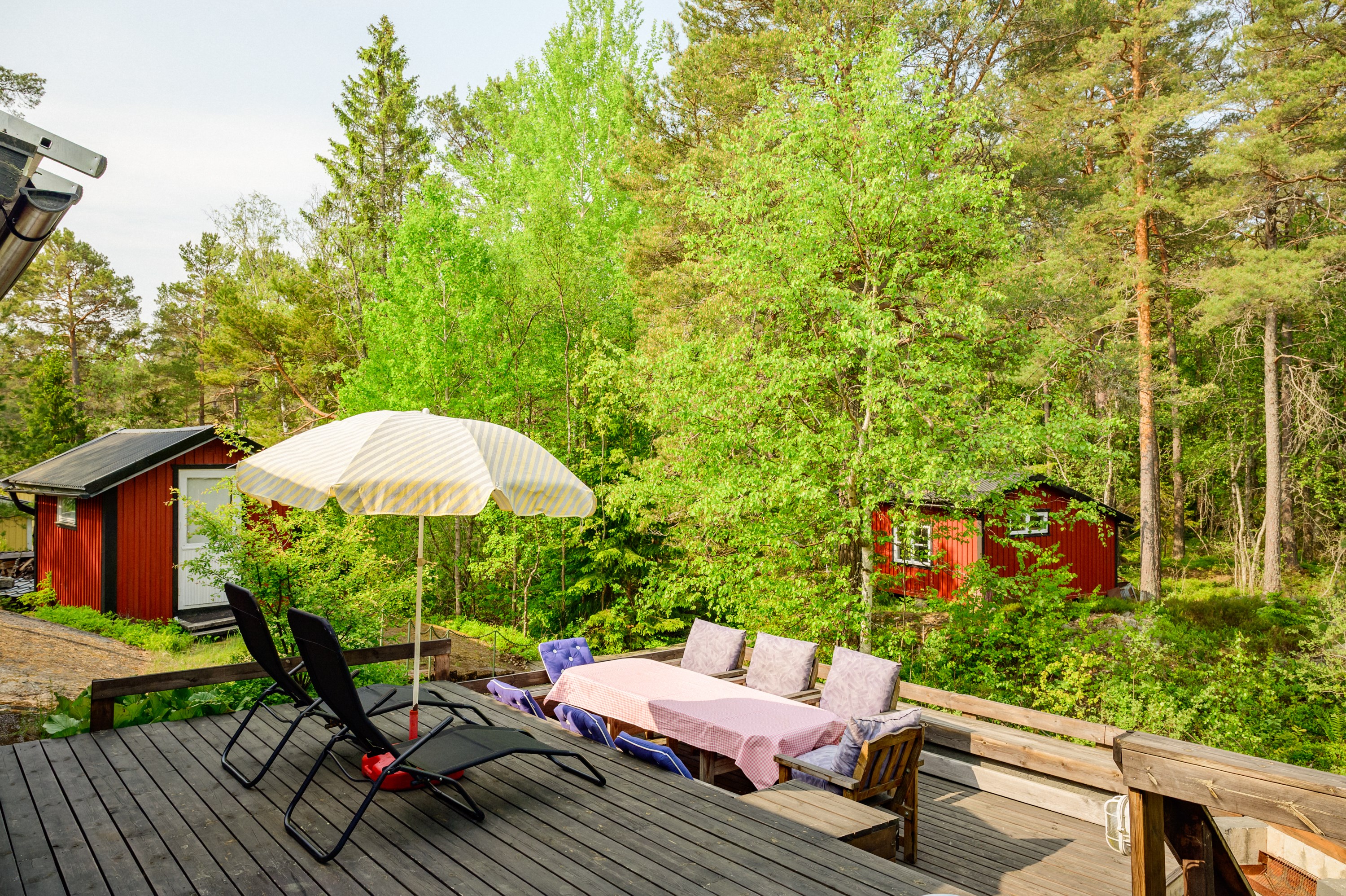 Lillstuga (ca 6 kvm) med sängplatser samt verkstadsbod om ca 15 kvm.