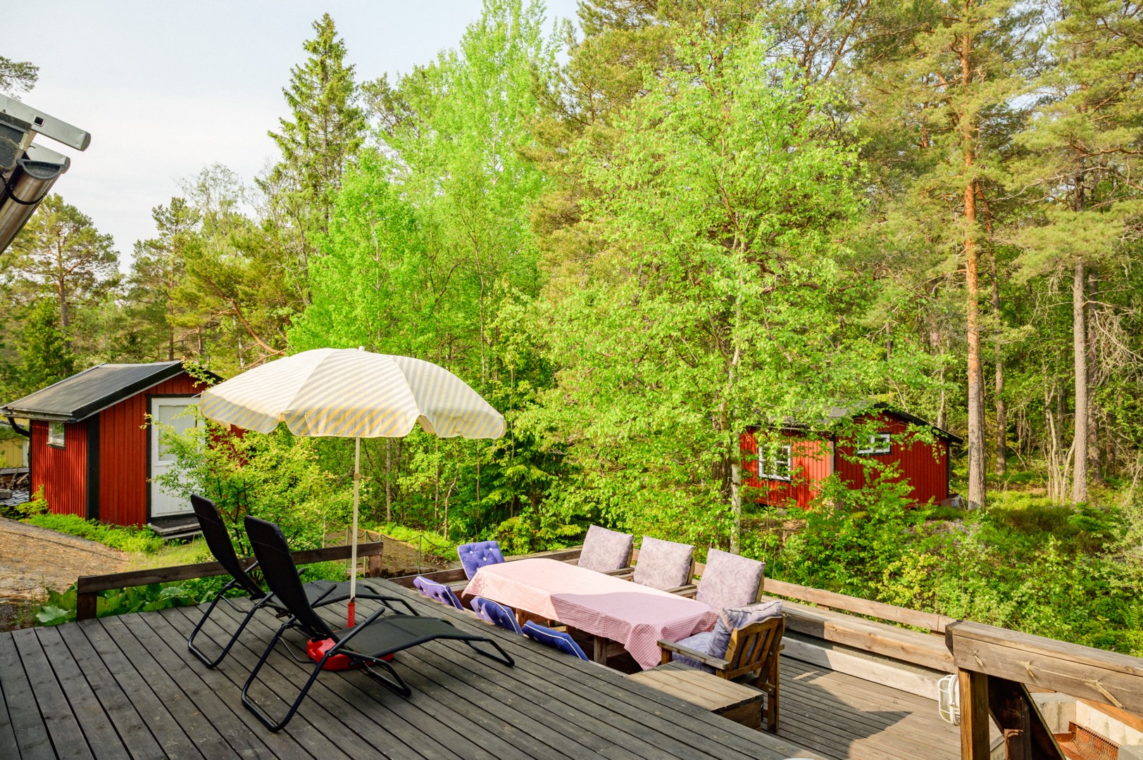 Lillstuga (ca 6 kvm) med sängplatser samt verkstadsbod om ca 15 kvm.