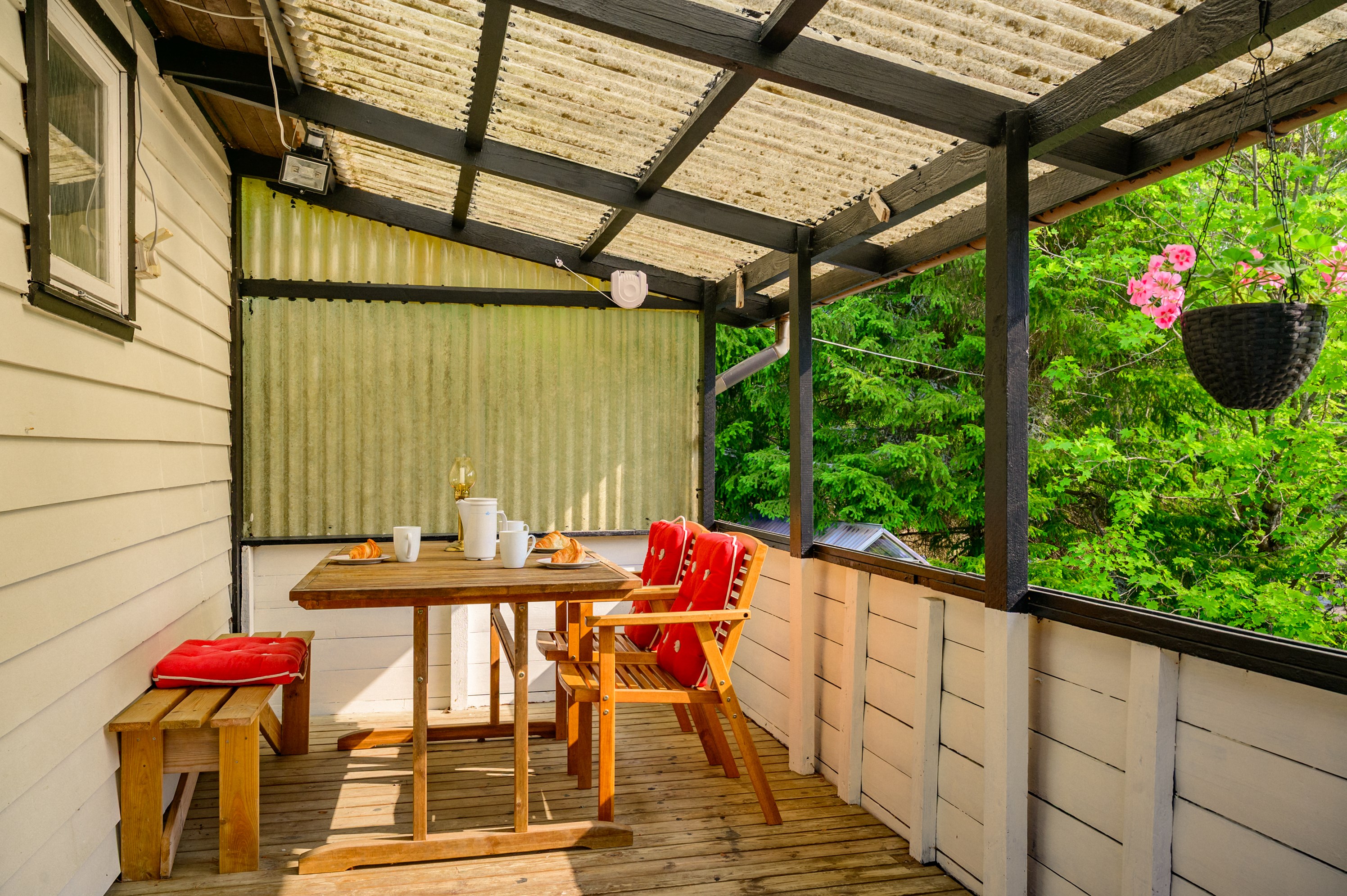 Frukostaltan under tak.