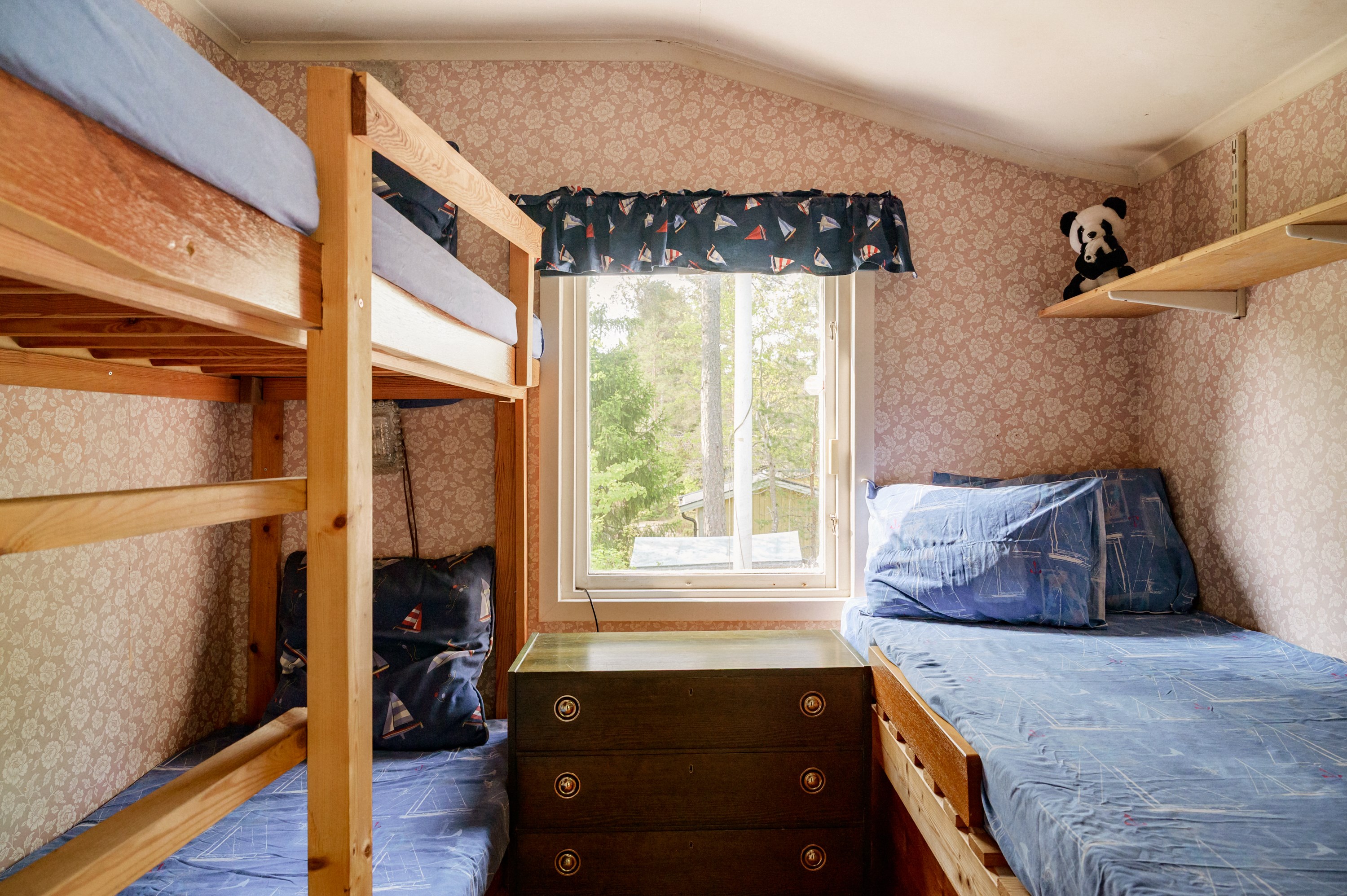 Gästrum med tre bäddar.