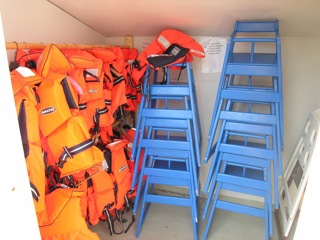 Barnflytvästar, barnstolar, barnsängar