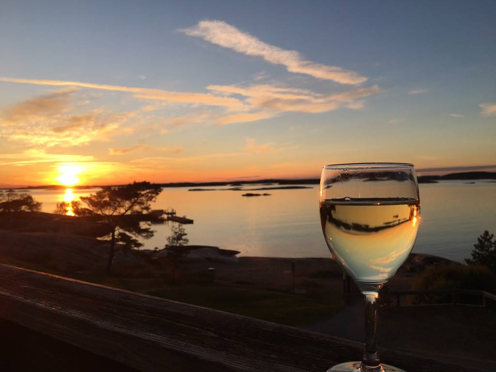Ett glas bubbel efter en dag på havet