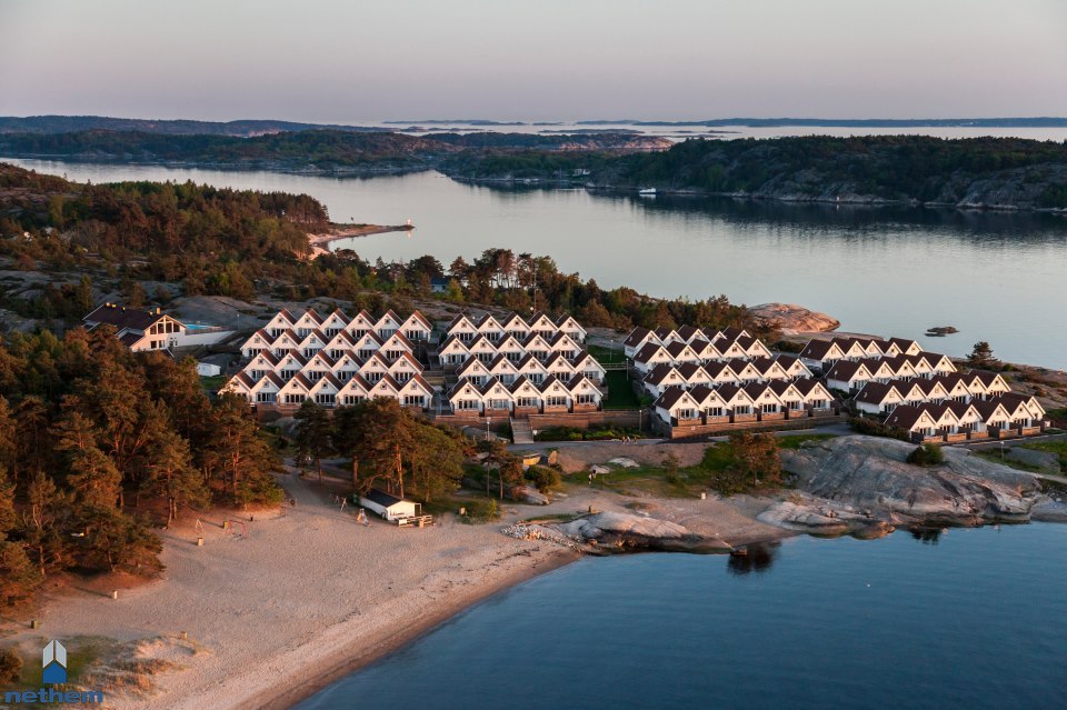 De vitmålade trähusen