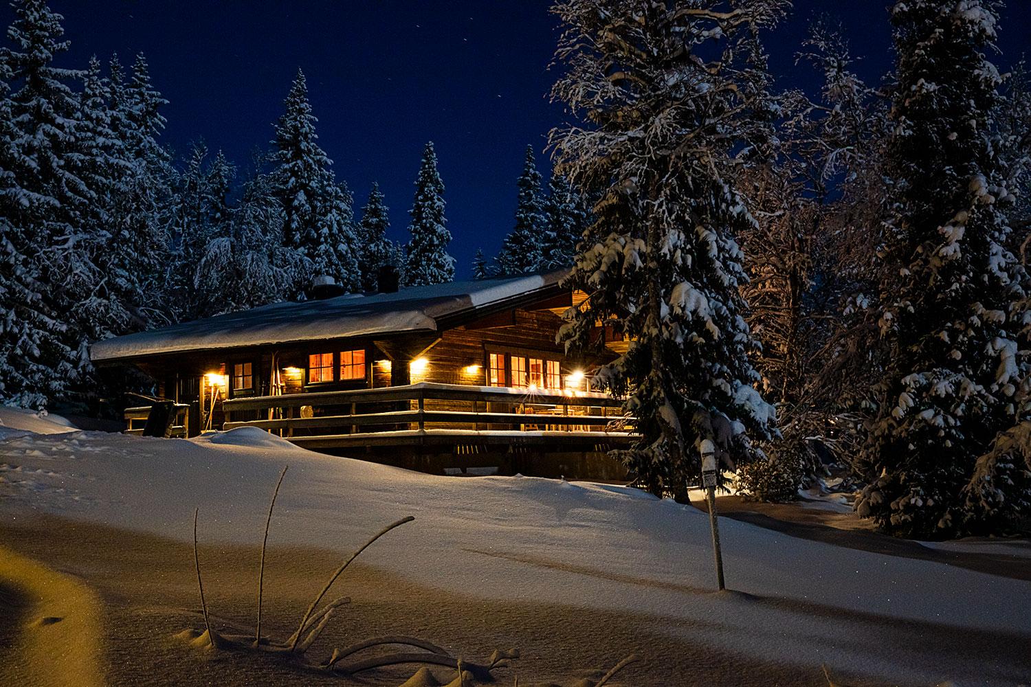 Fjällstuga i timmer med sauna & eldstad