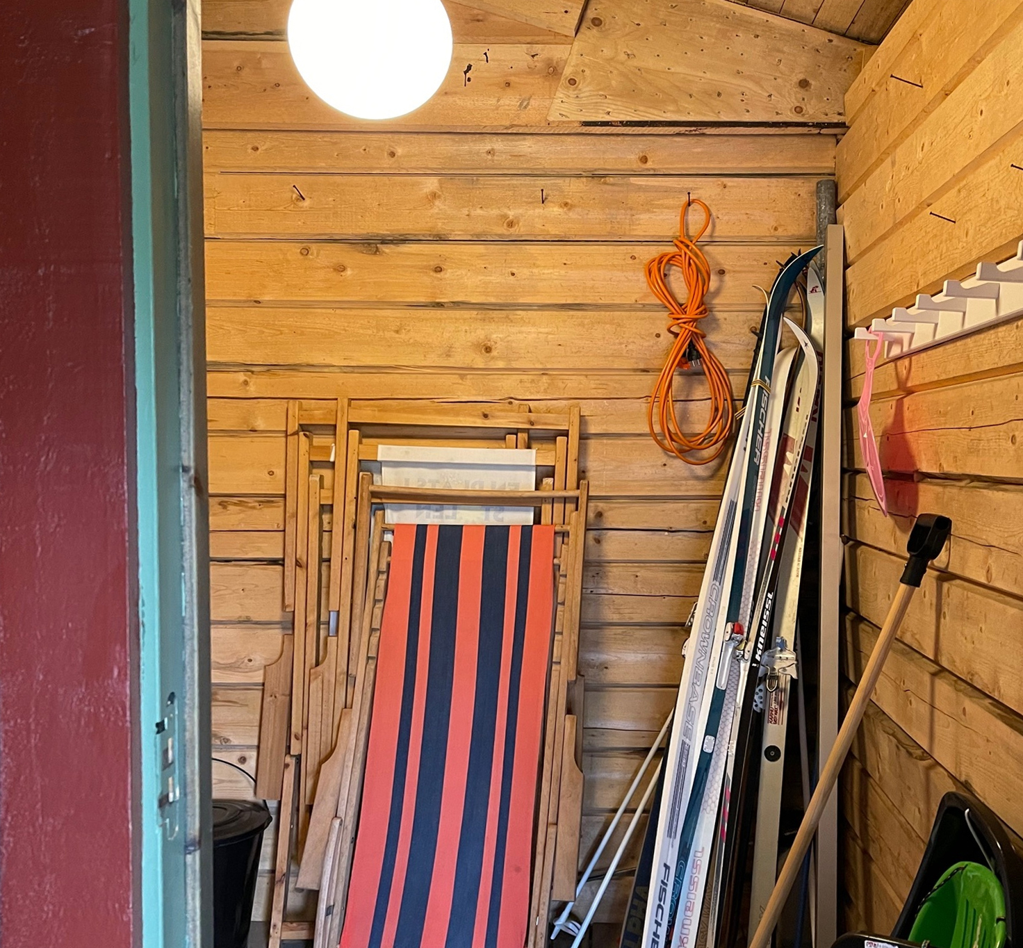 25. Förråd: skidor/pulkor/utemöbler