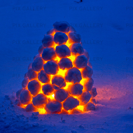 Barnen gjorde en egengjord snölykta