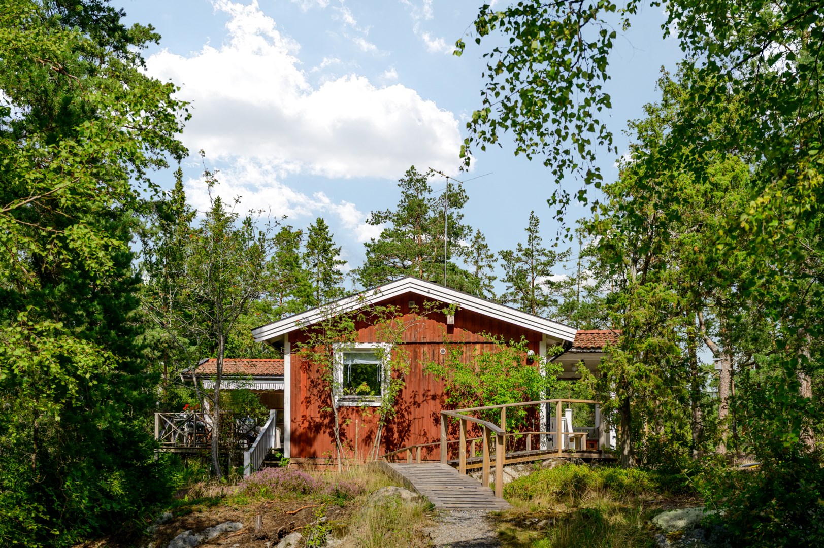 Huset i vinkel från söder.