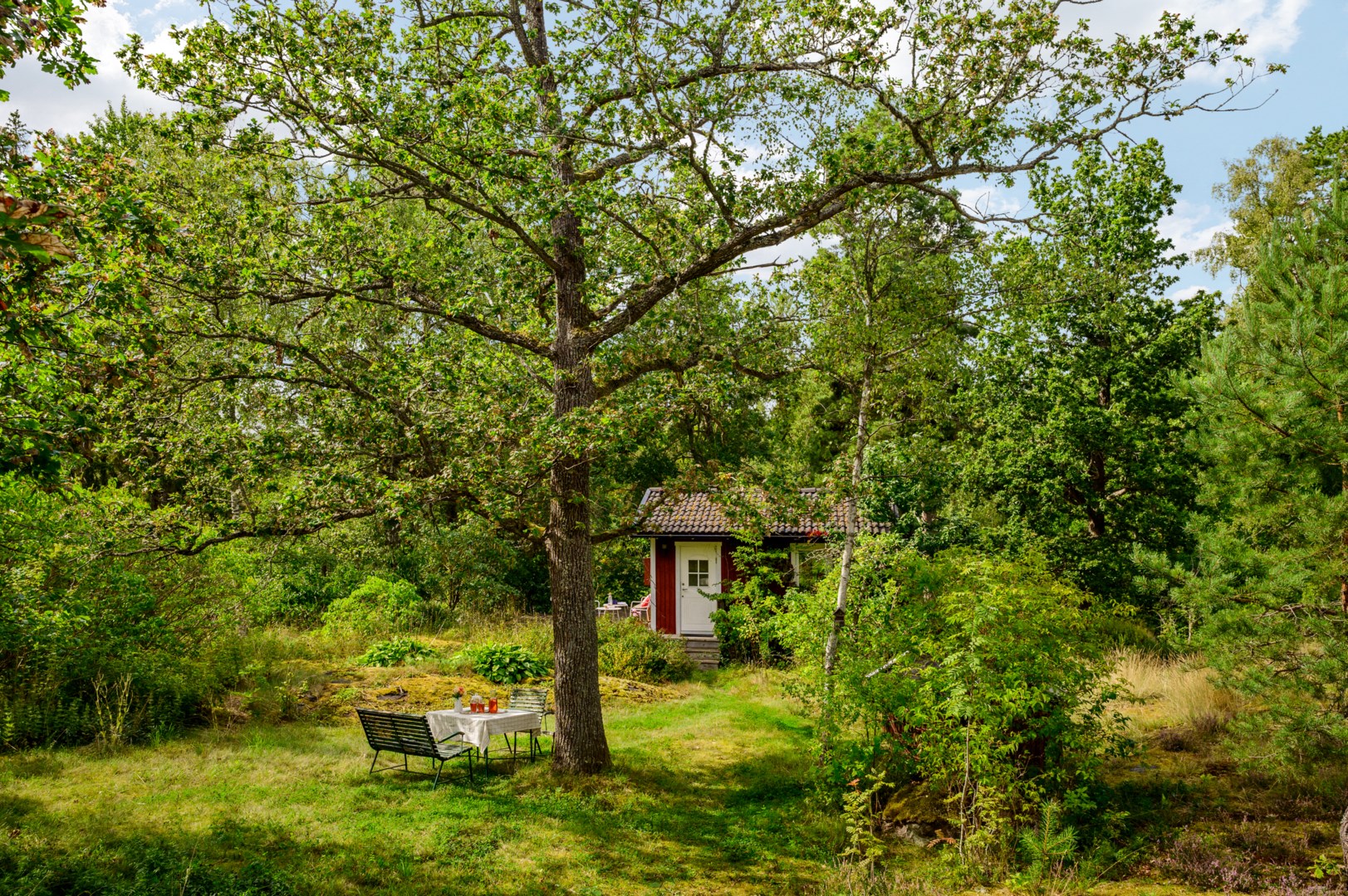 Grönskande trädgård med sol från morgon till kväll. Här finns även ett gästhus om ca 22 kvm.
