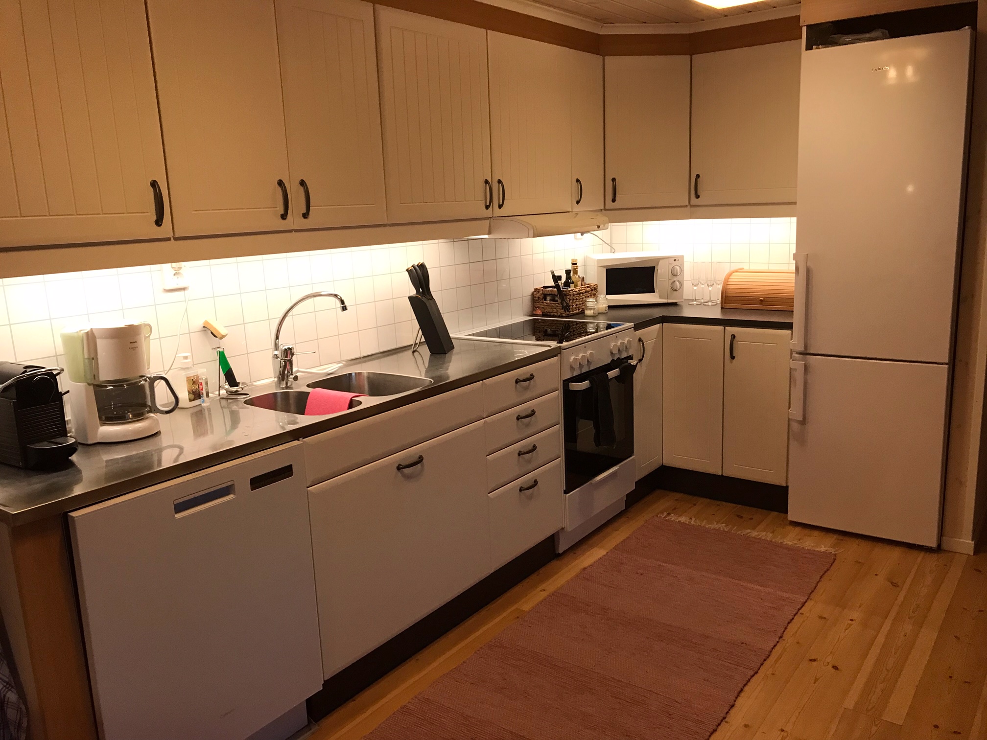 Kök med all maskinell utrustning, perfekt för självhushåll