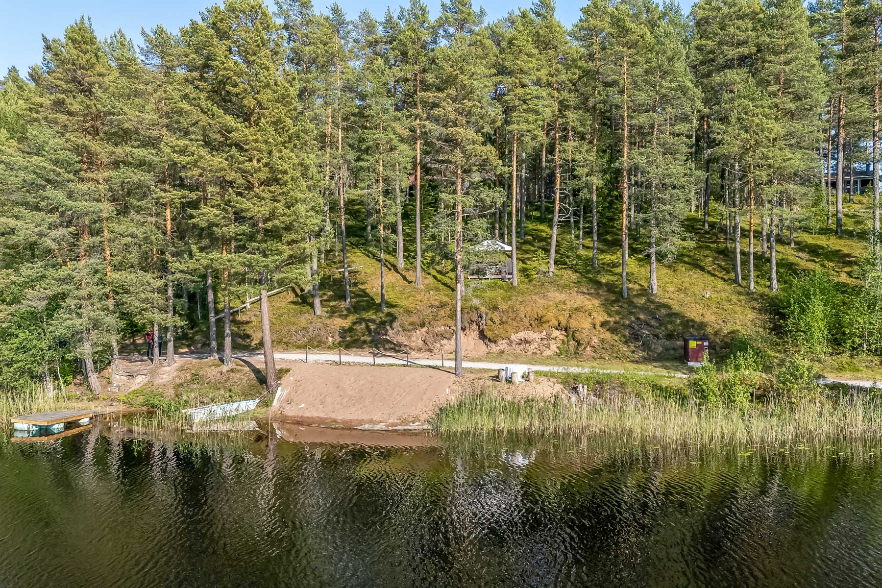 Översikts bild brygga och badstrand