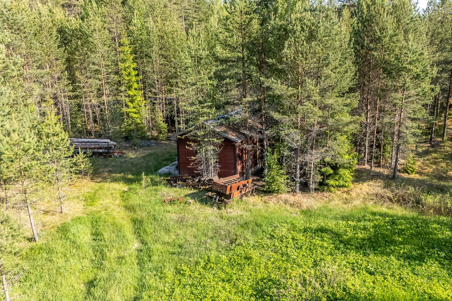 Äldre byggnad på tomten med infart från Riksvägen
