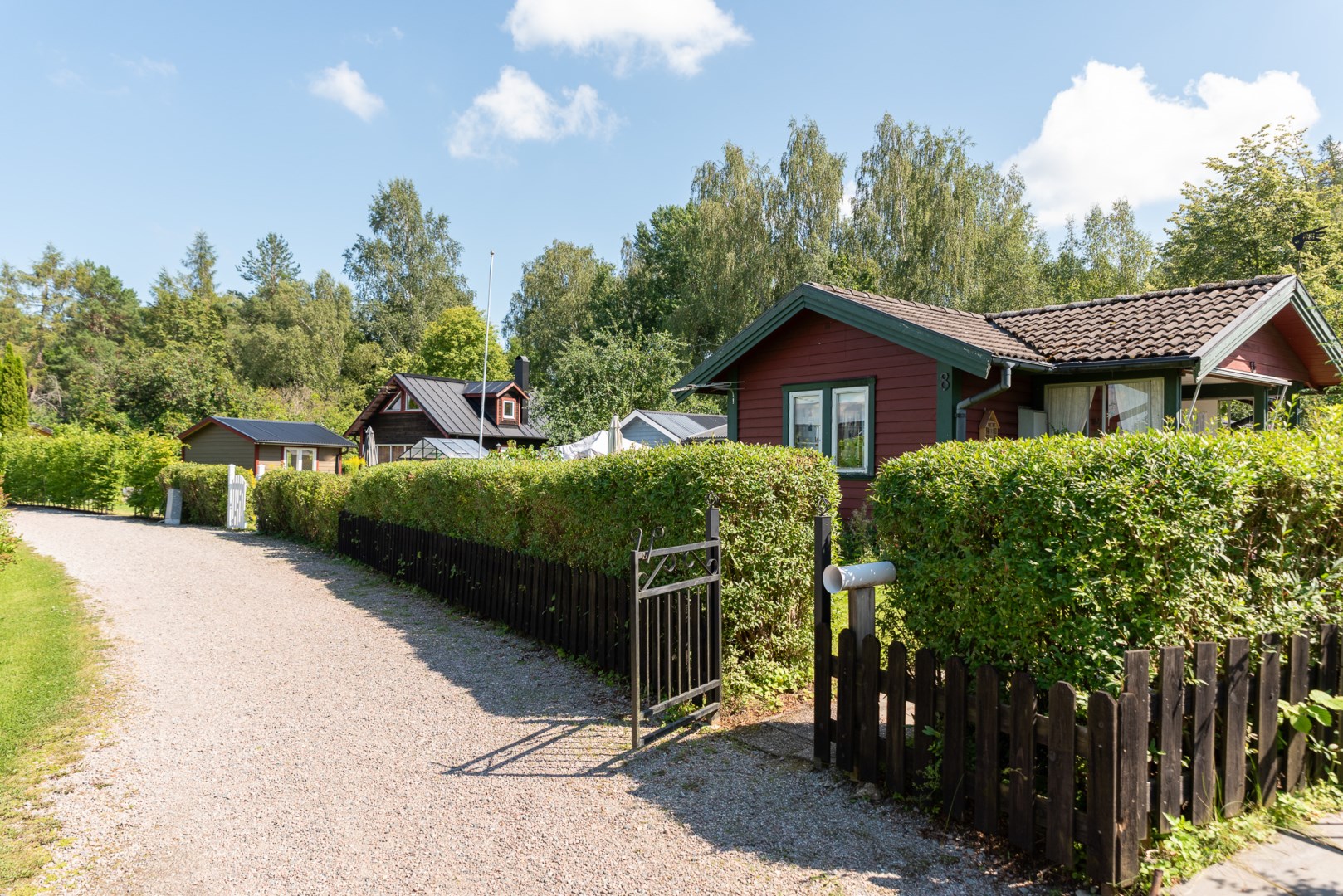 Bostadsbild från Åsenborgsvägen 8, Såld i Hälla Koloniområde, Västerås