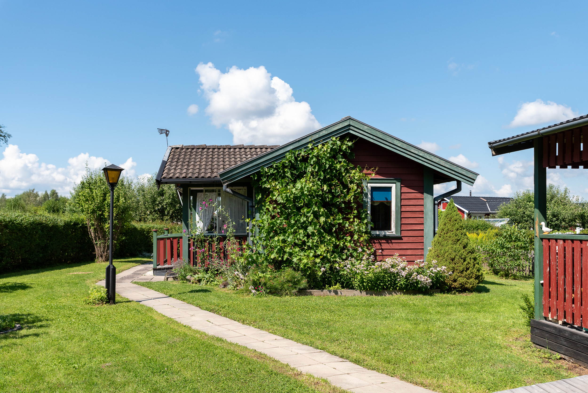 Bostadsbild från Åsenborgsvägen 8, Såld i Hälla Koloniområde, Västerås