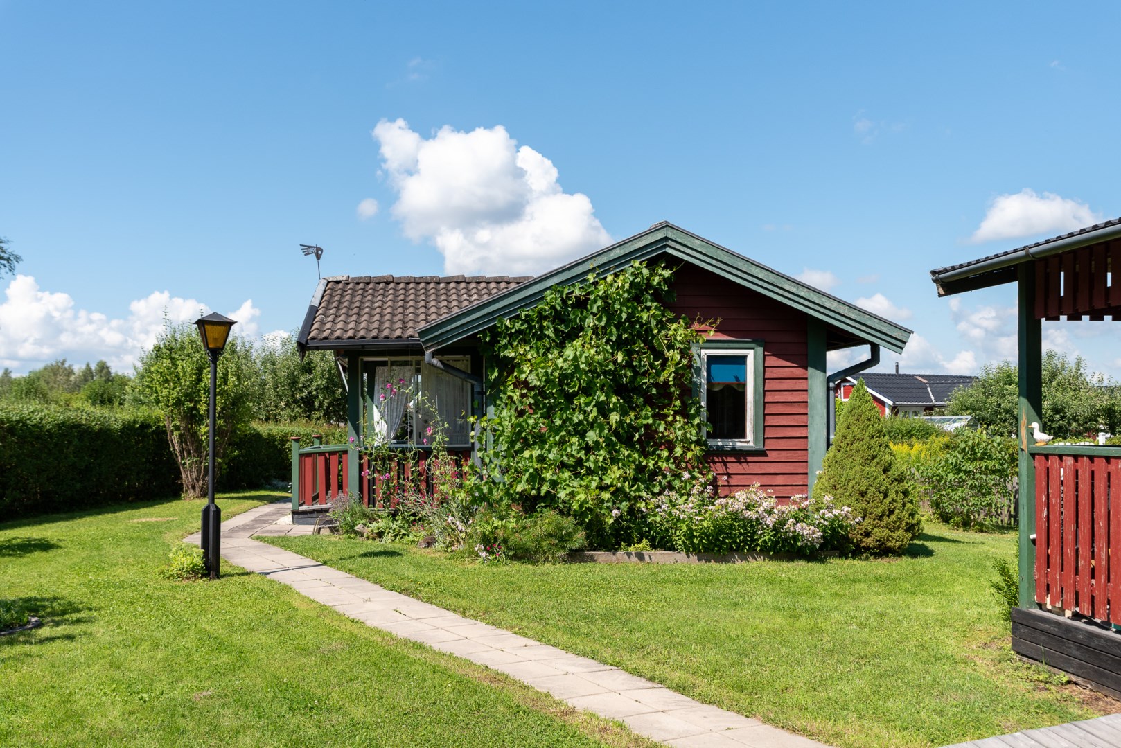 Bostadsbild från Åsenborgsvägen 8, Såld i Hälla Koloniområde, Västerås