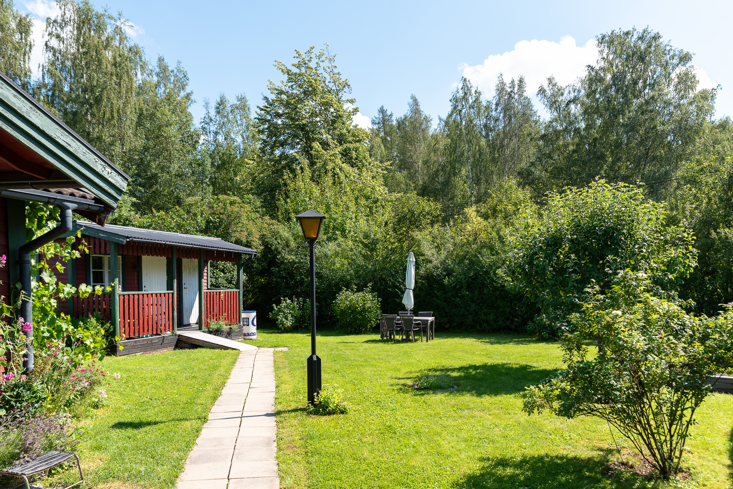 Bostadsbild från Åsenborgsvägen 8, Såld i Hälla Koloniområde, Västerås