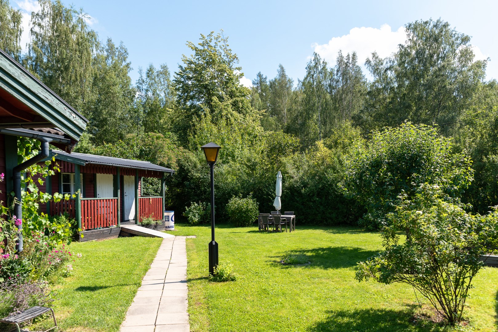 Bostadsbild från Åsenborgsvägen 8, Såld i Hälla Koloniområde, Västerås